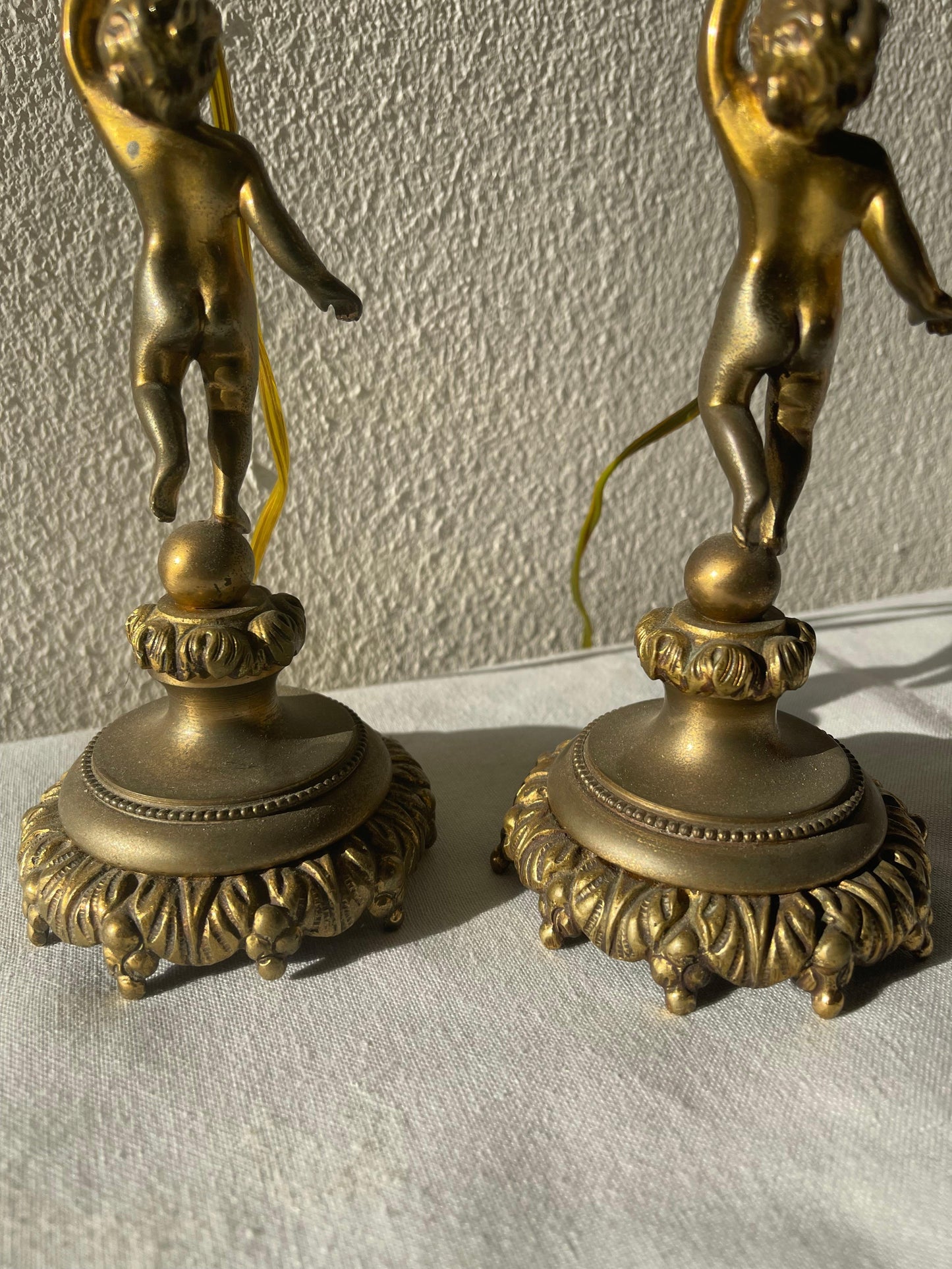 Coppia di candeliere putti francese in bronzo anni '80 con due faretti