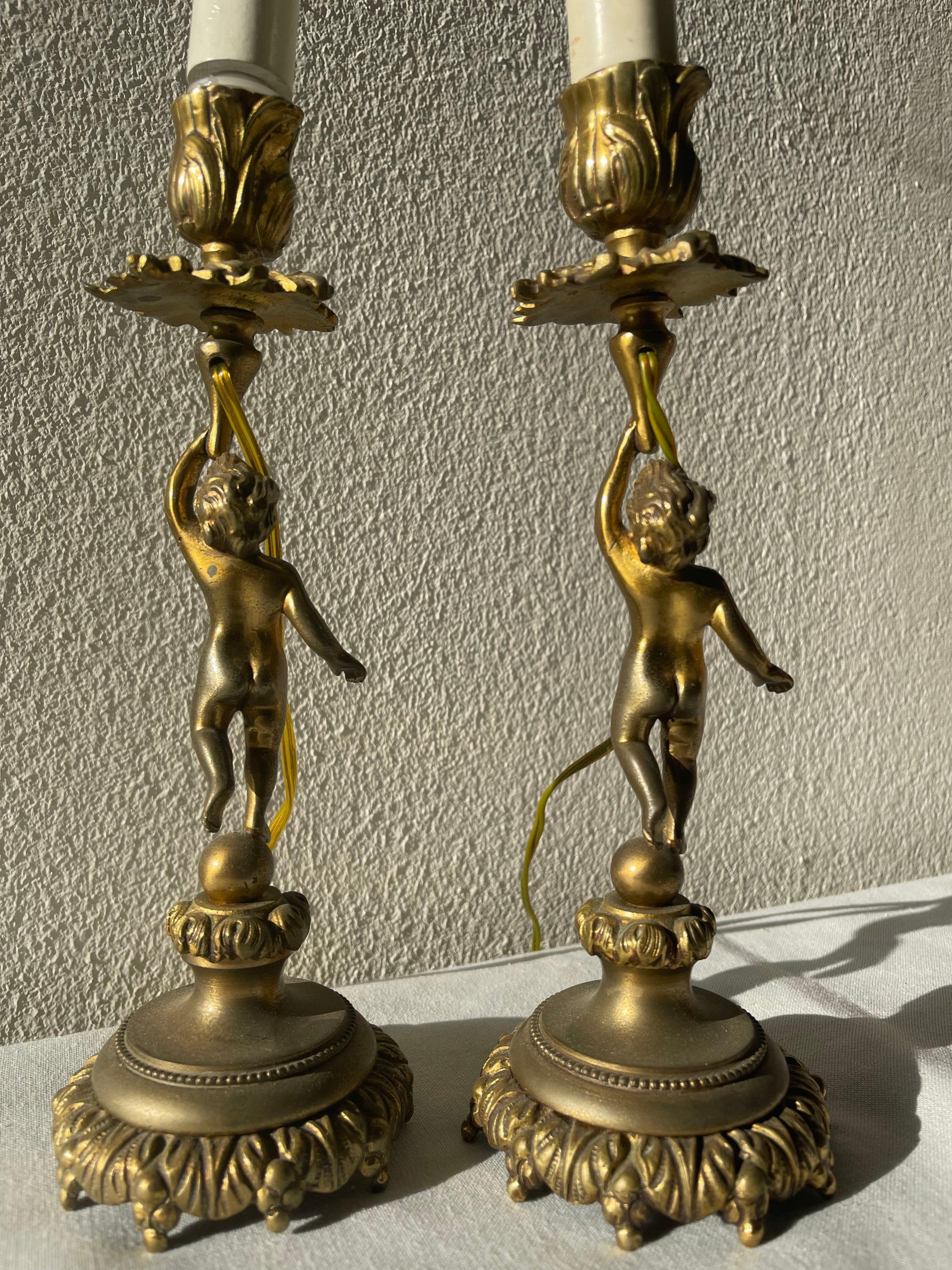 Coppia di candeliere putti francese in bronzo anni '80 con due faretti