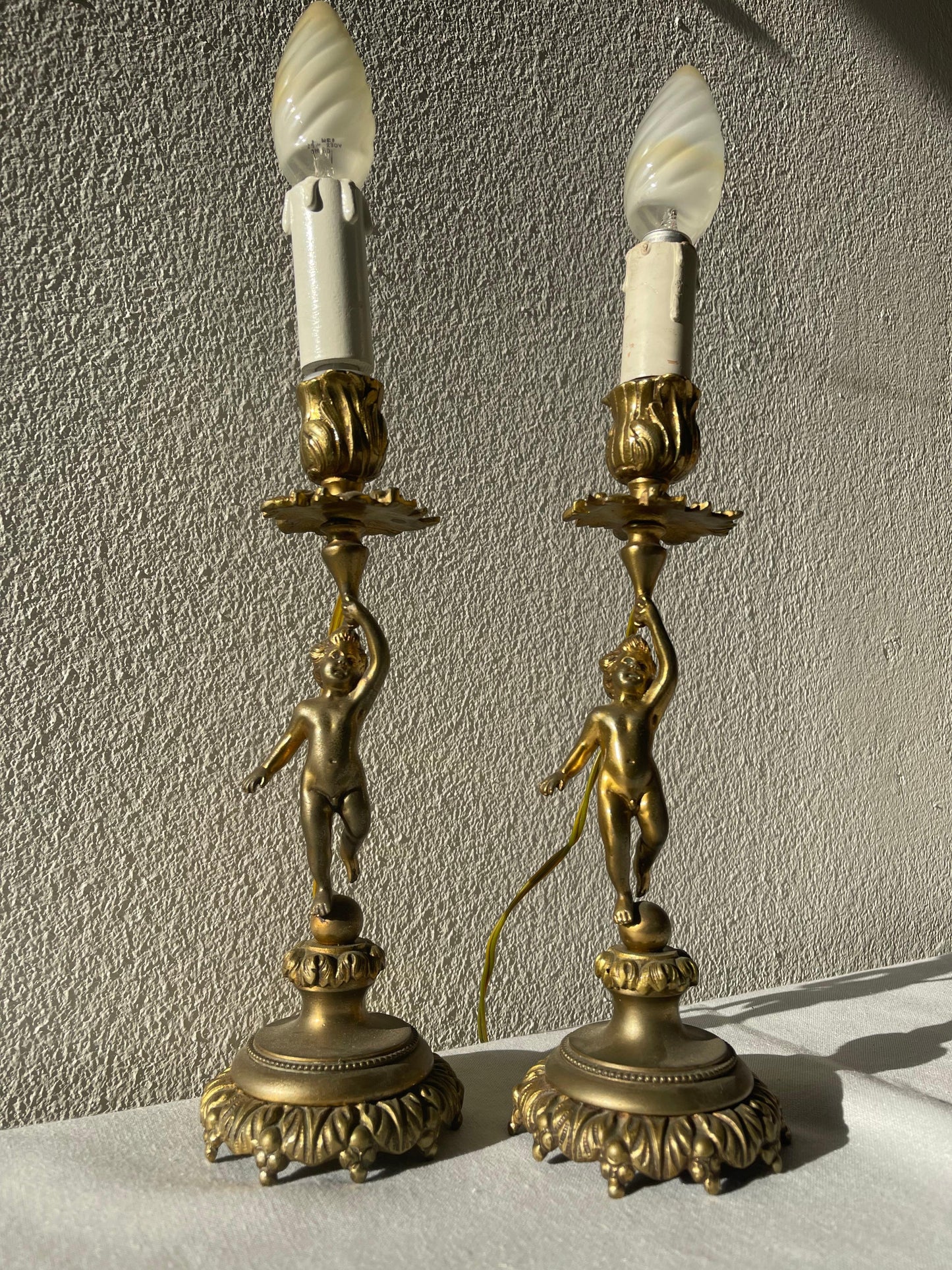 Coppia di candeliere putti francese in bronzo anni '80 con due faretti