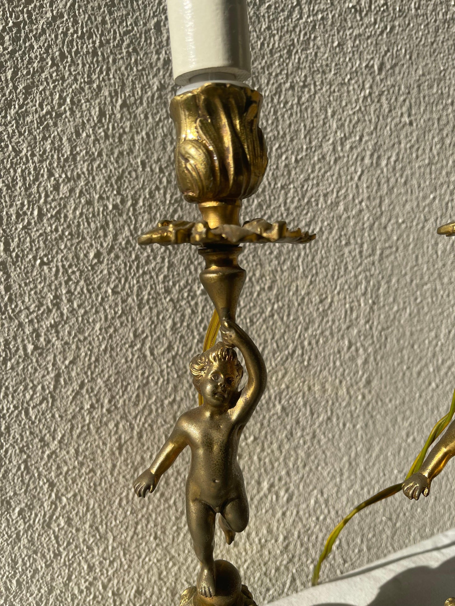 Coppia di candeliere putti francese in bronzo anni '80 con due faretti