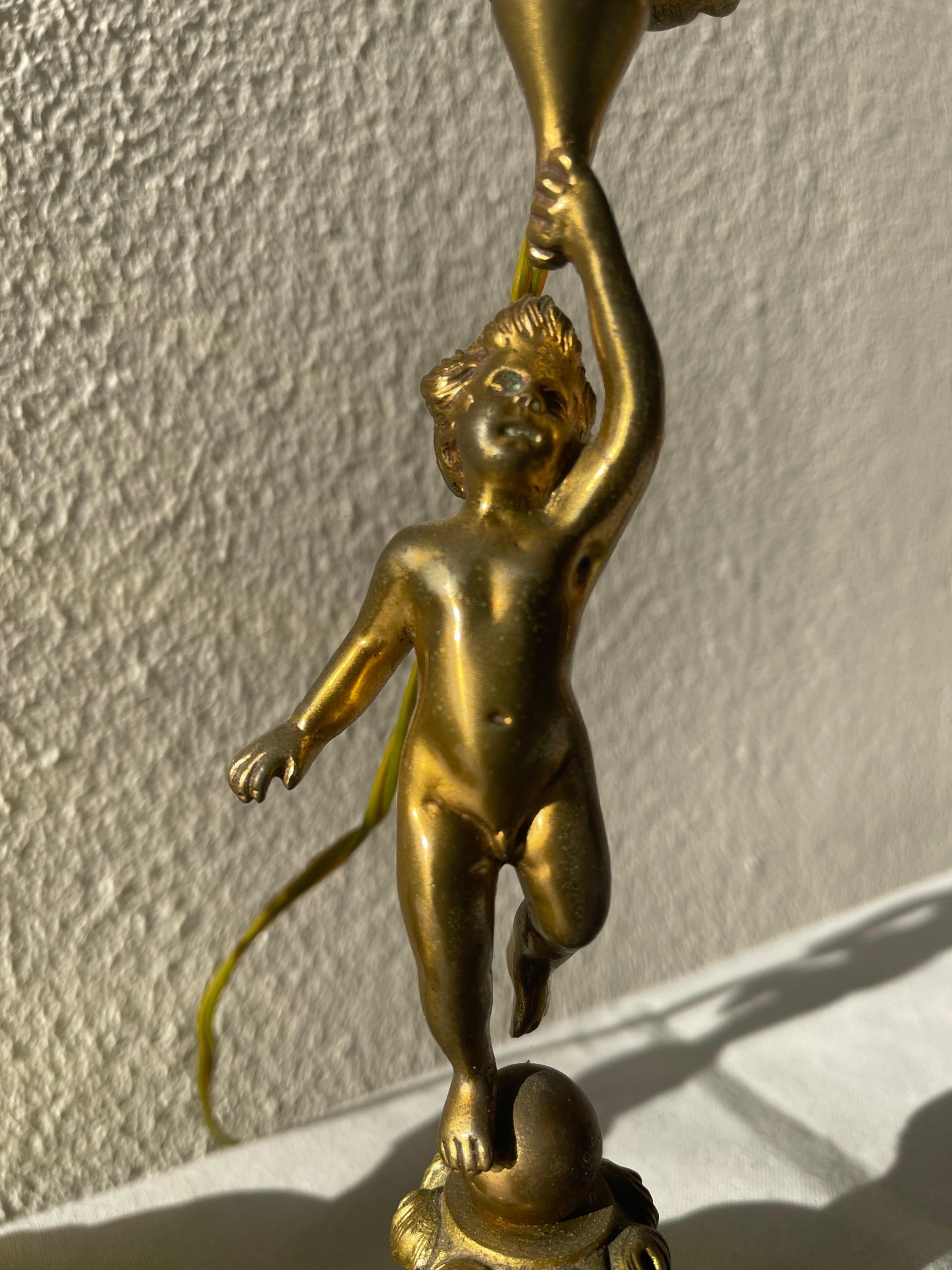 Coppia di candeliere putti francese in bronzo anni '80 con due faretti
