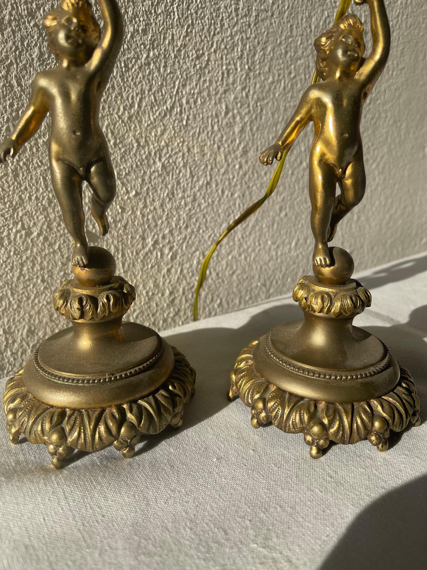 Coppia di candeliere putti francese in bronzo anni '80 con due faretti