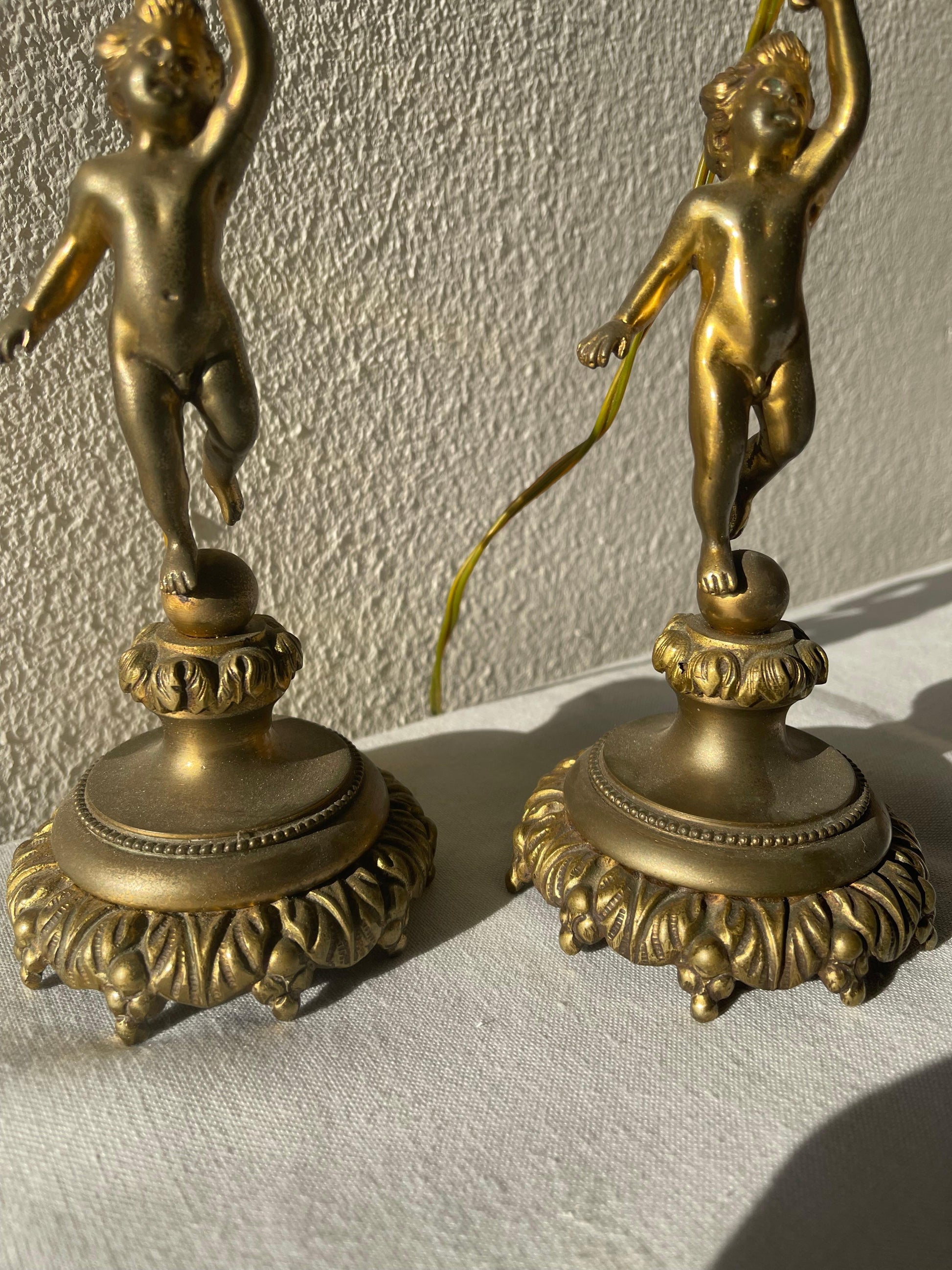 Coppia di candeliere putti francese in bronzo anni '80 con due faretti