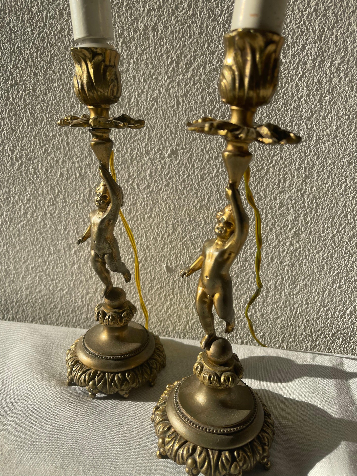 Coppia di candeliere putti francese in bronzo anni '80 con due faretti