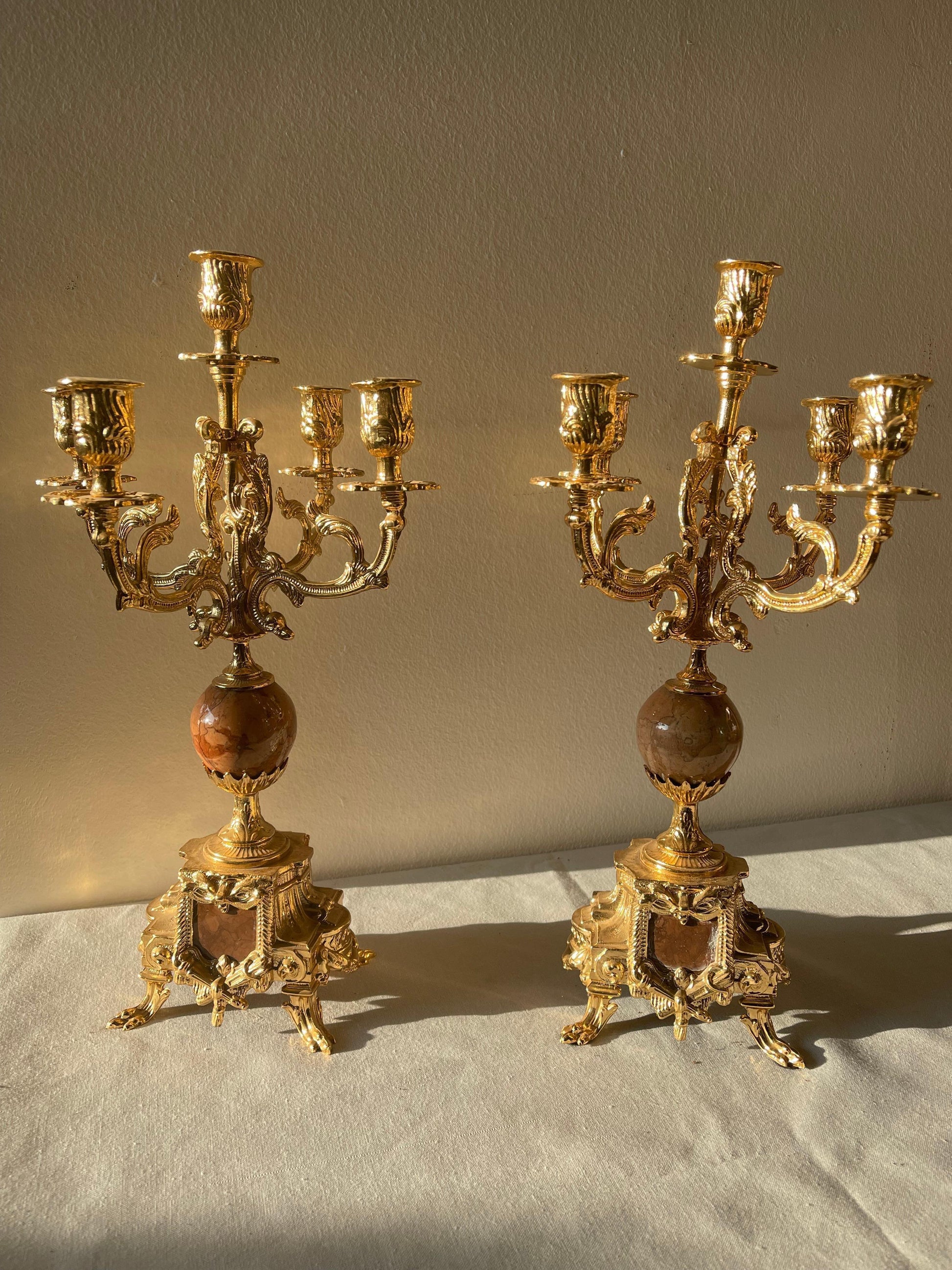 Bellisima Coppia di candelabri in bronzo dorato a cinque fiamme stile francese