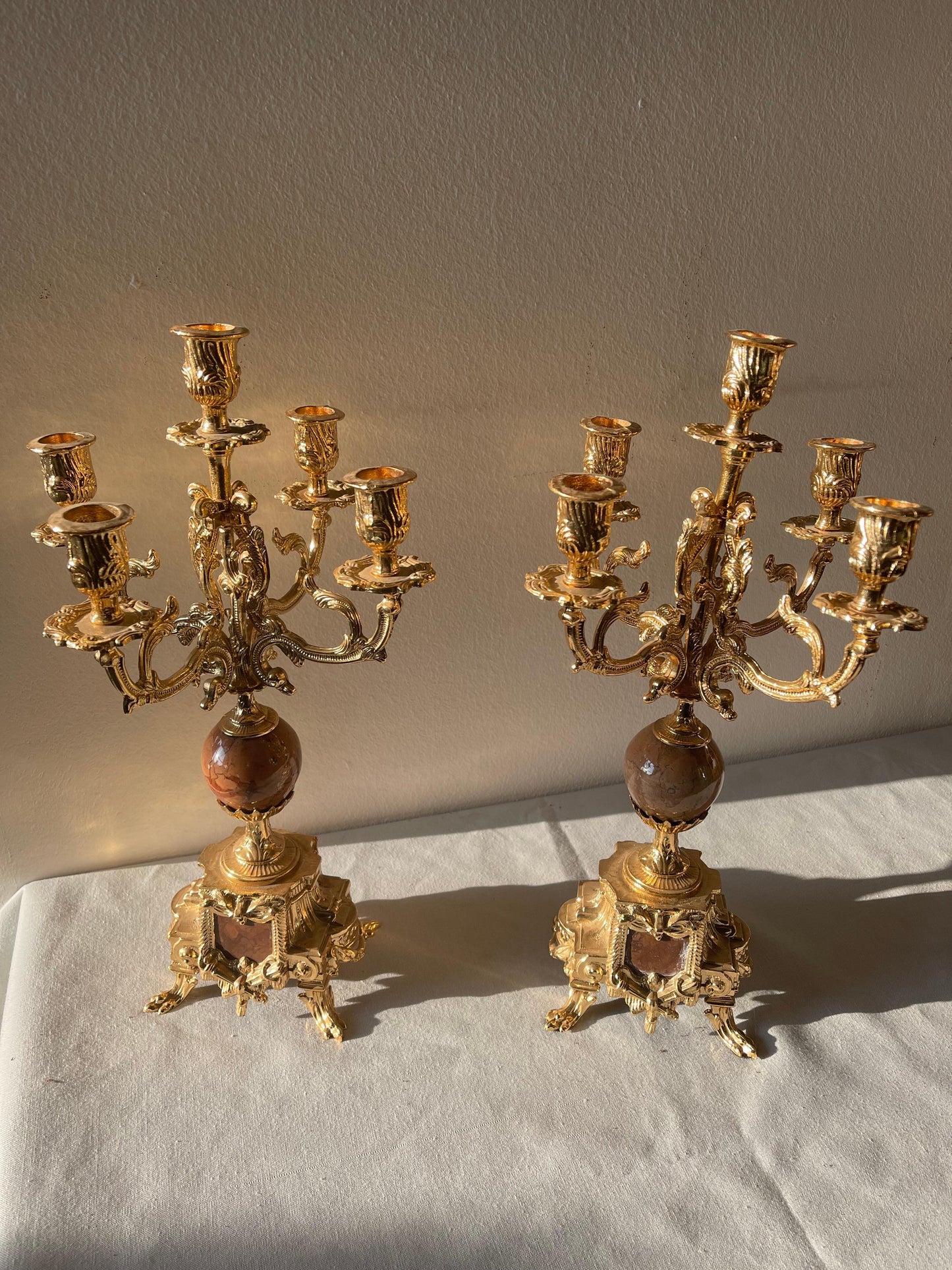 Bellisima Coppia di candelabri in bronzo dorato a cinque fiamme stile francese