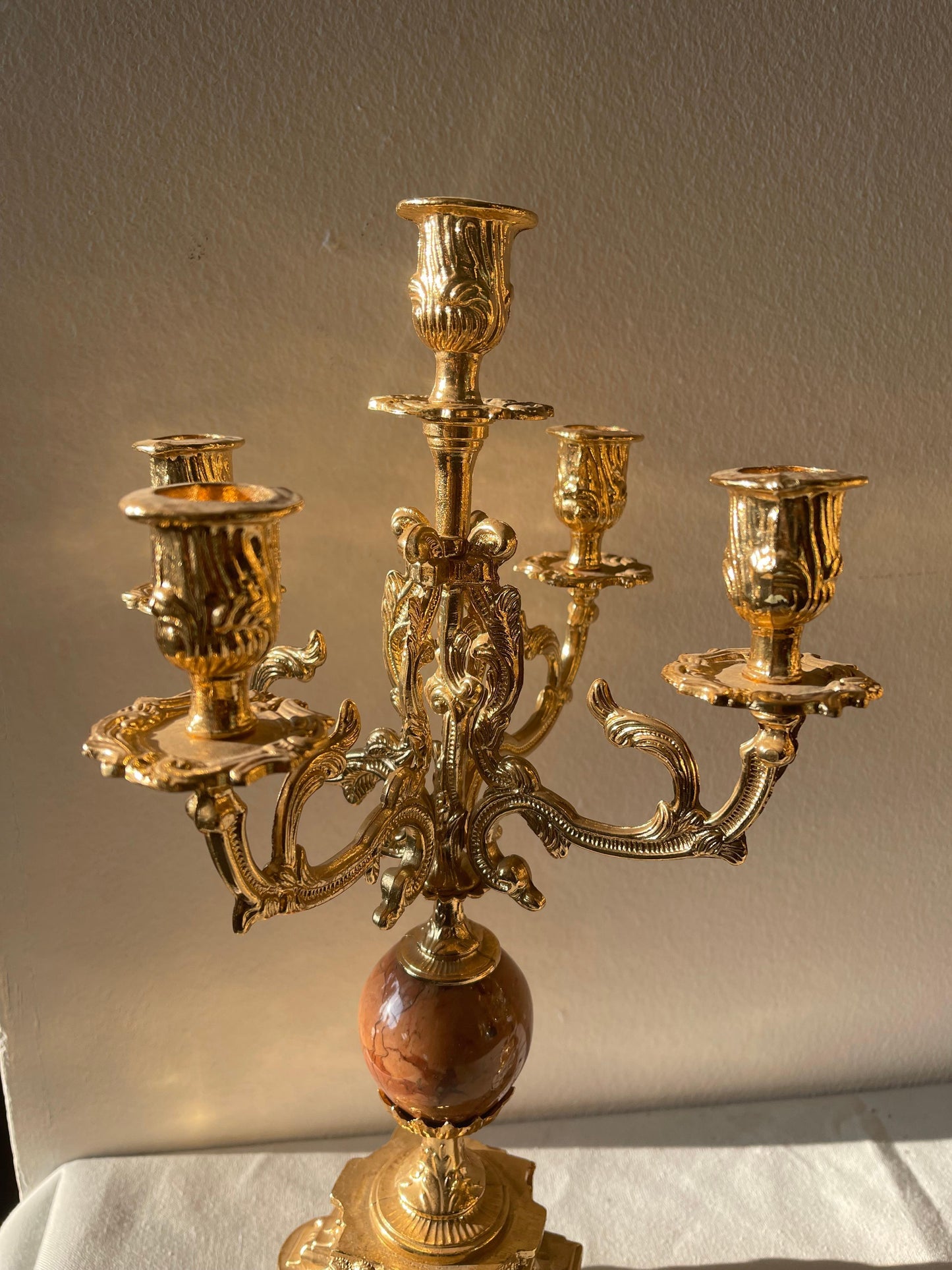 Bellisima Coppia di candelabri in bronzo dorato a cinque fiamme stile francese