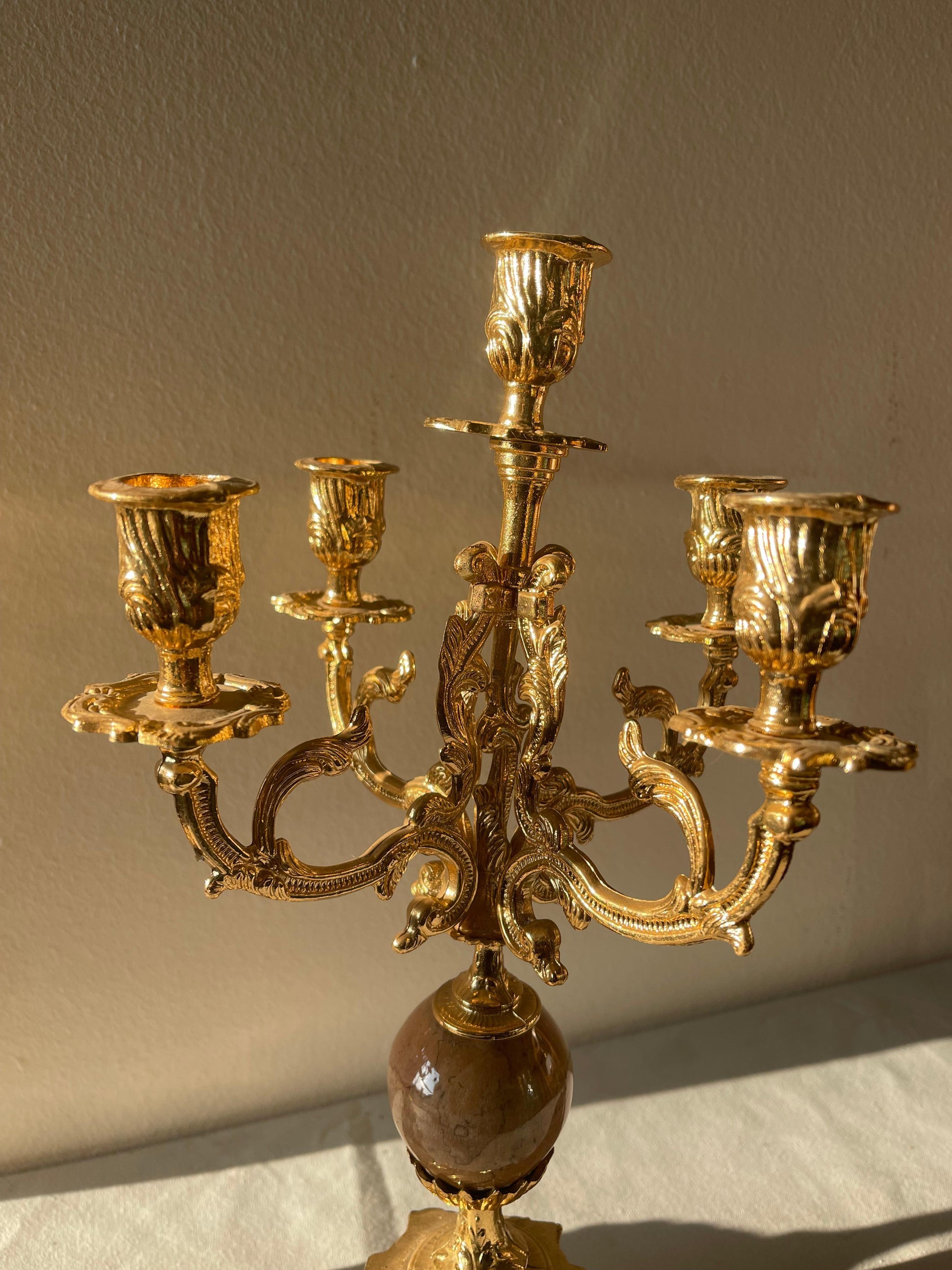 Bellisima Coppia di candelabri in bronzo dorato a cinque fiamme stile francese