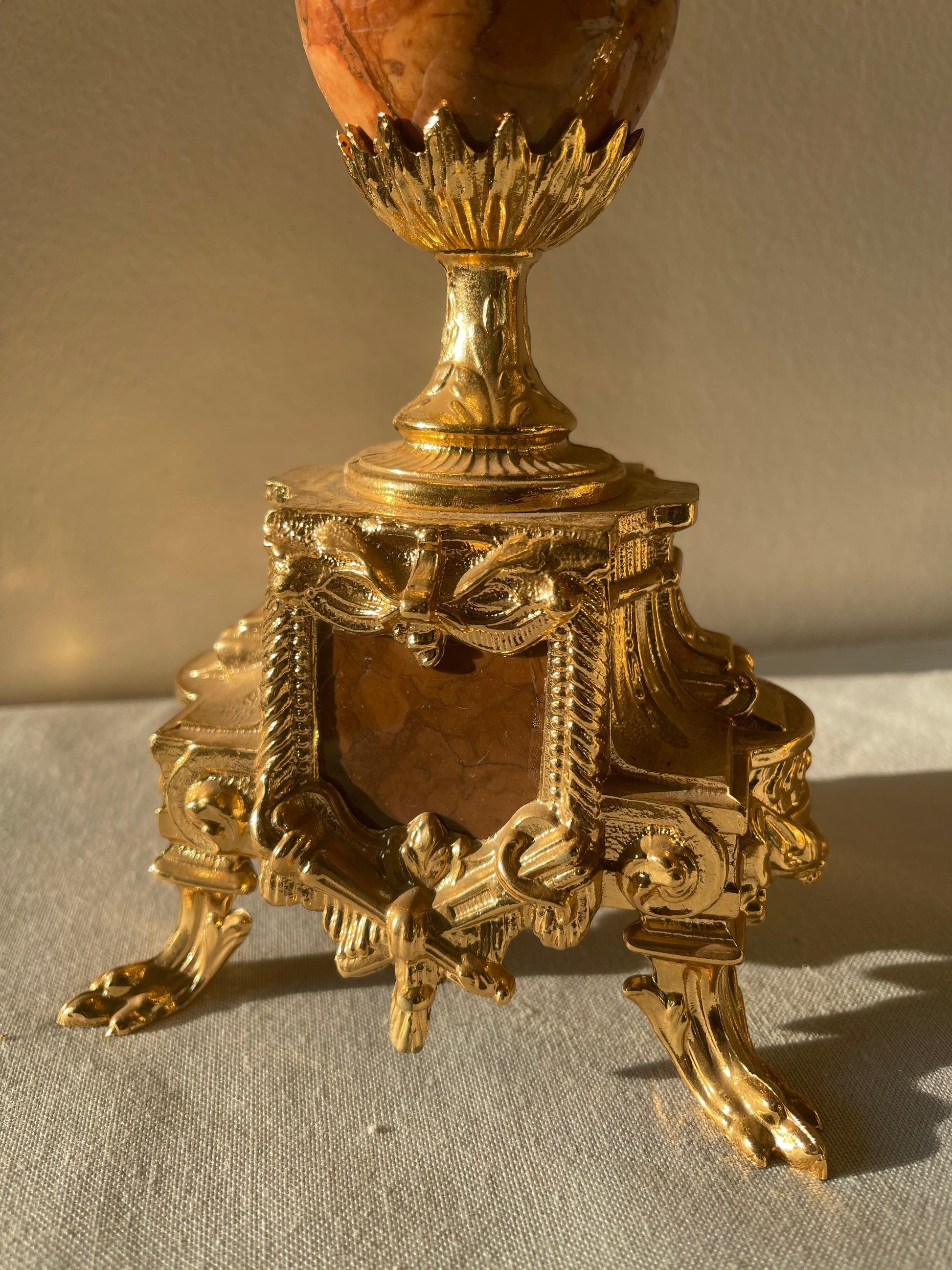 Bellisima Coppia di candelabri in bronzo dorato a cinque fiamme stile francese