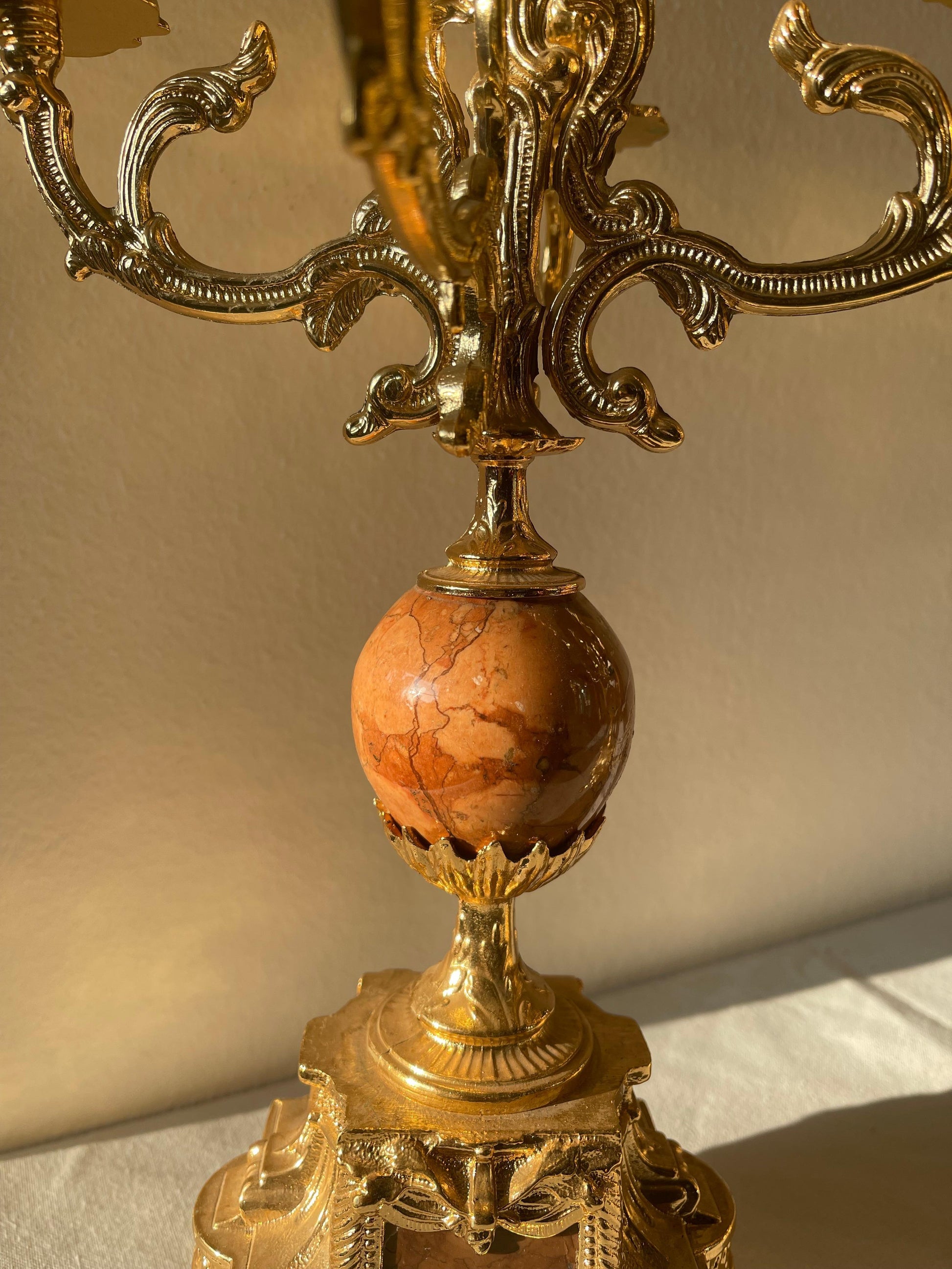 Bellisima Coppia di candelabri in bronzo dorato a cinque fiamme stile francese