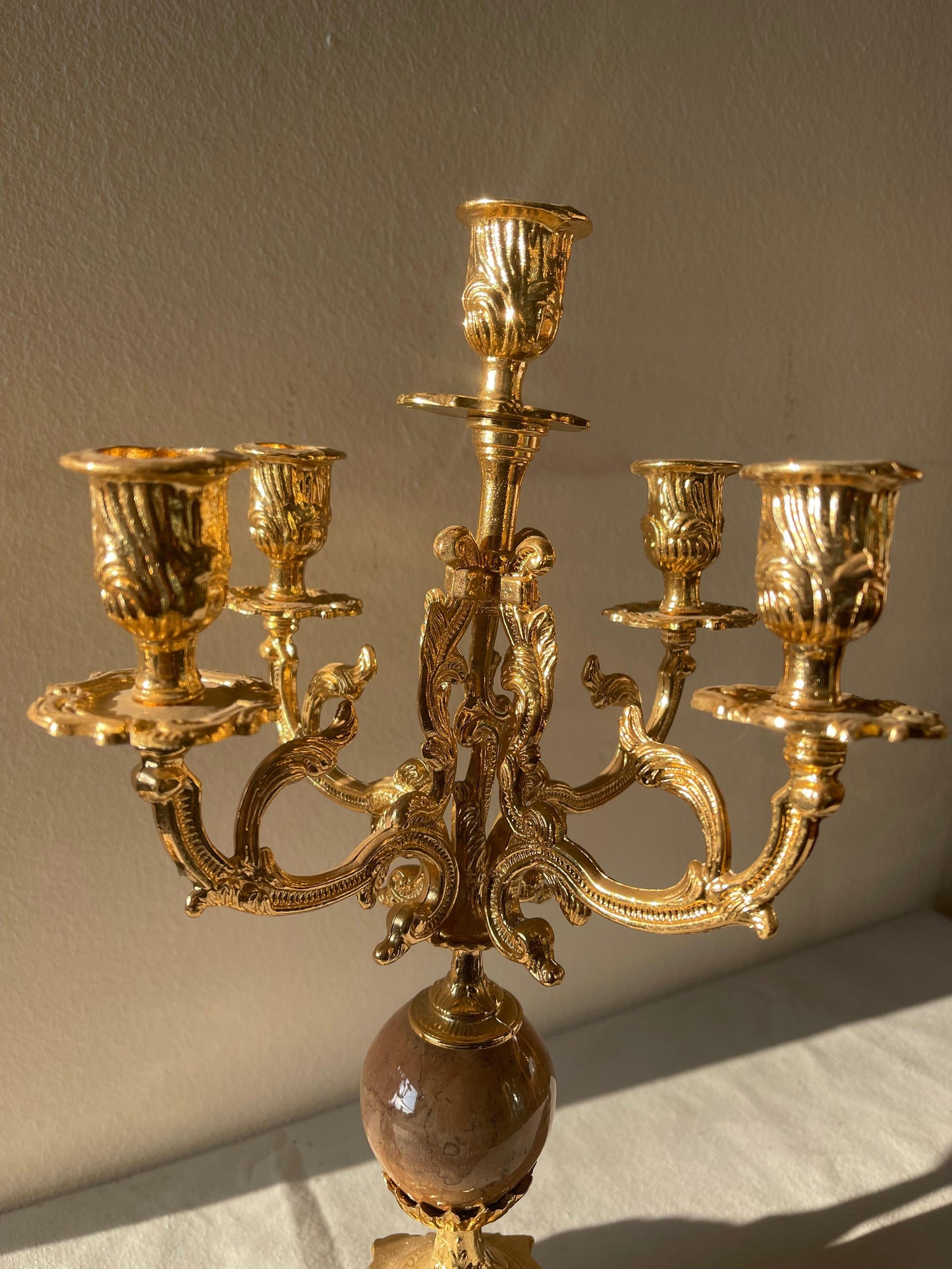 Bellisima Coppia di candelabri in bronzo dorato a cinque fiamme stile francese