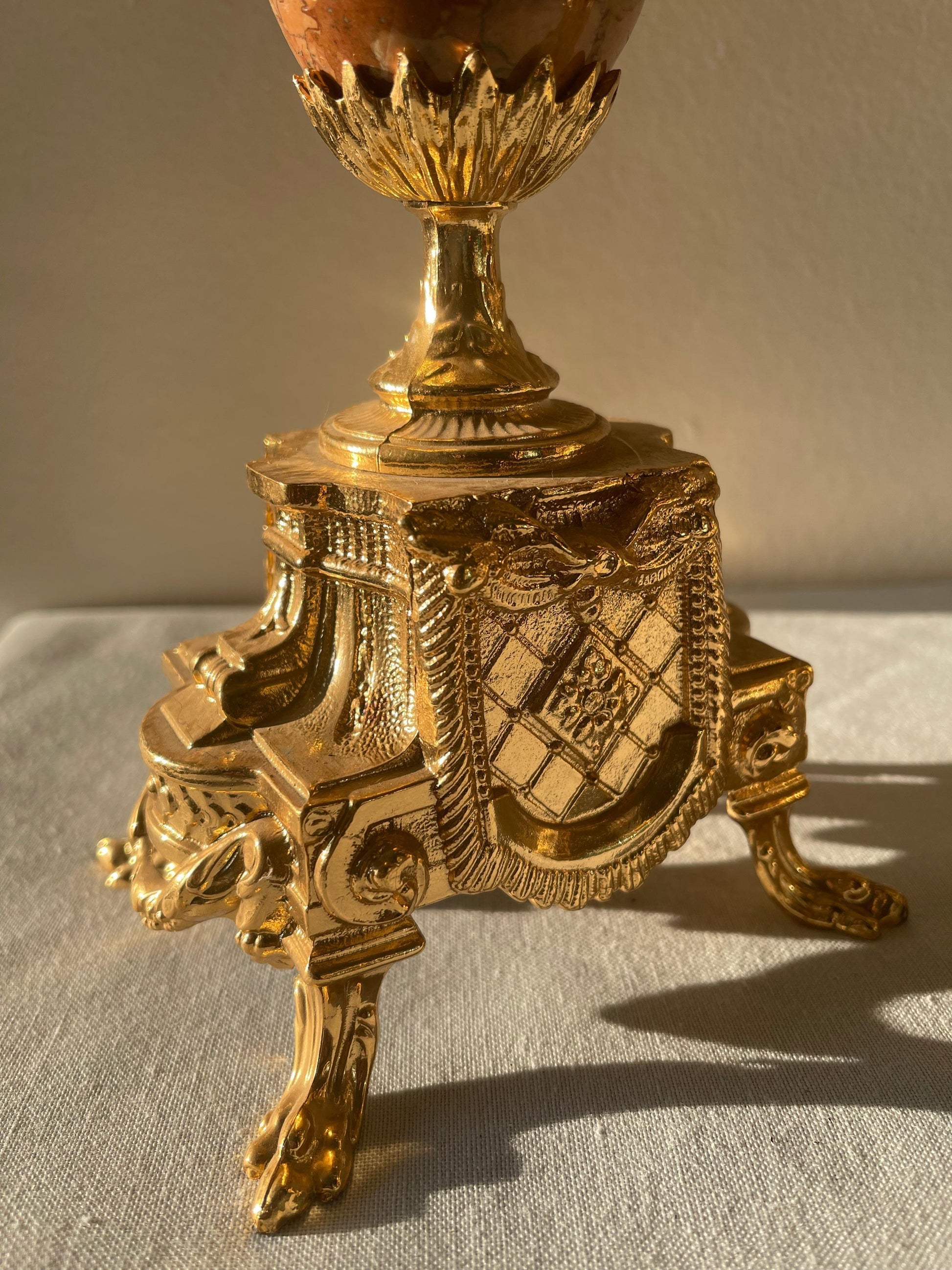 Bellisima Coppia di candelabri in bronzo dorato a cinque fiamme stile francese