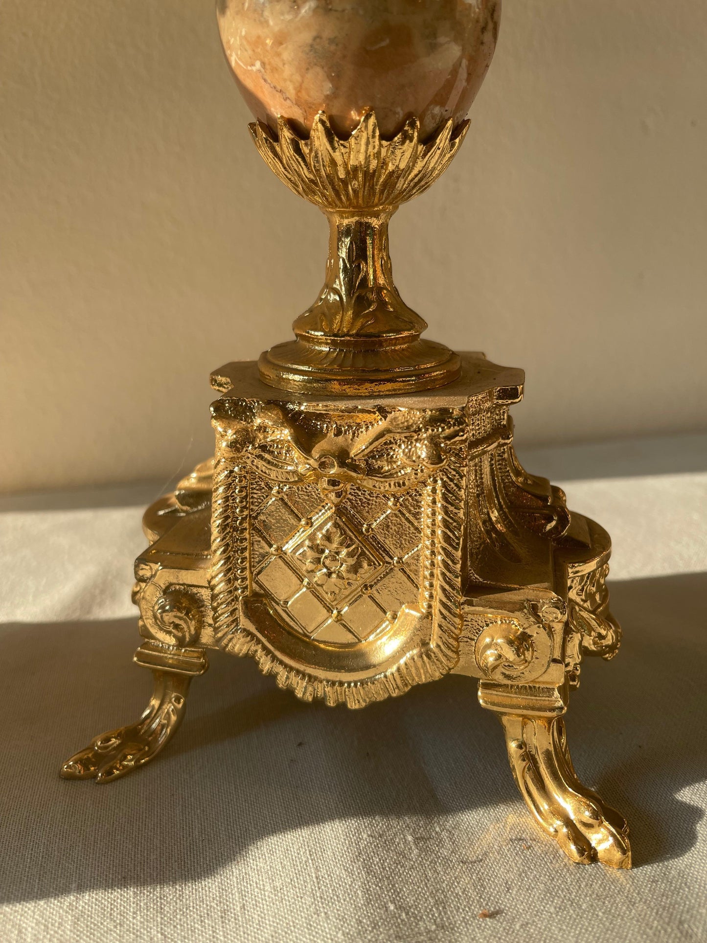 Bellisima Coppia di candelabri in bronzo dorato a cinque fiamme stile francese