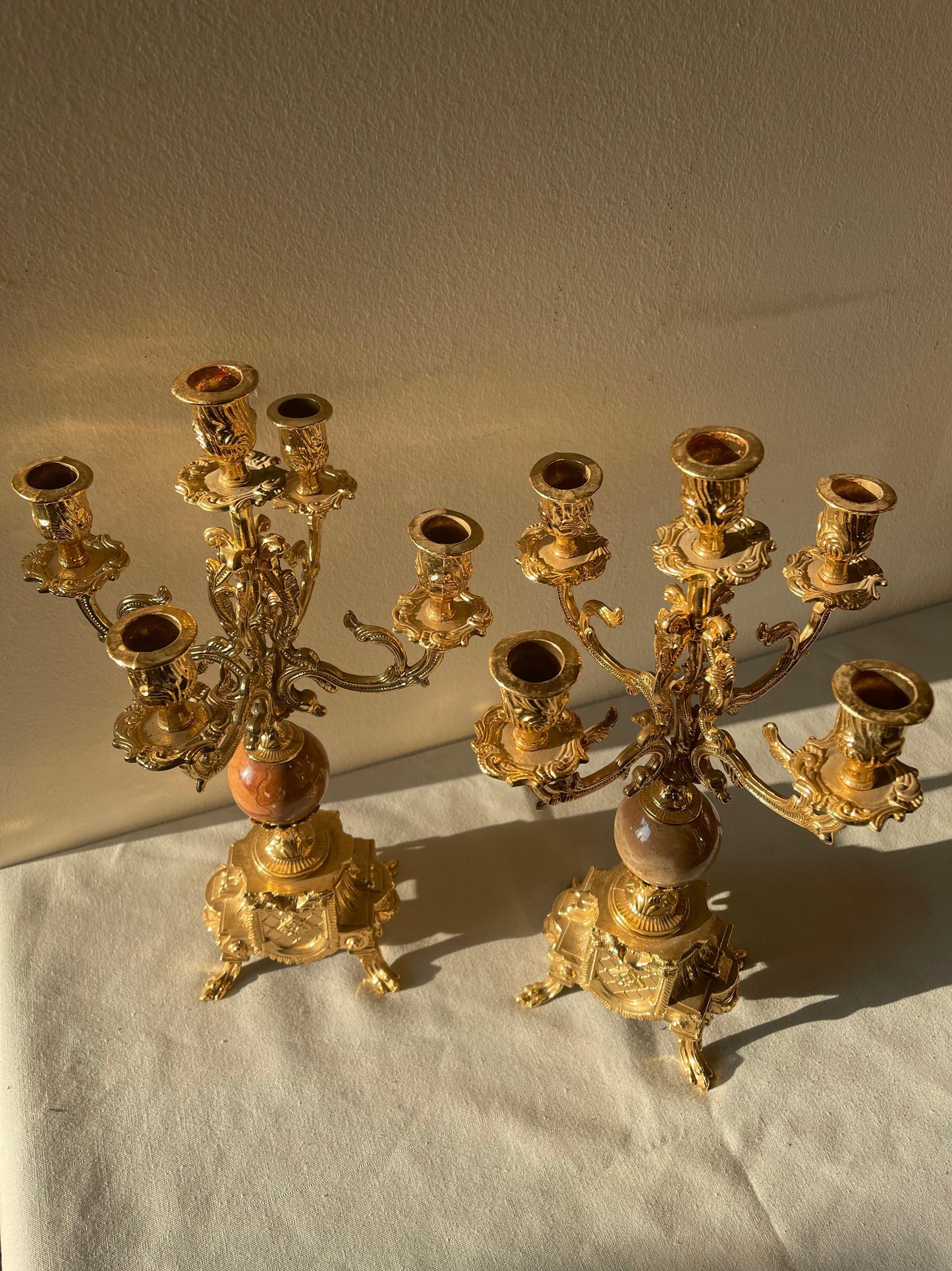 Bellisima Coppia di candelabri in bronzo dorato a cinque fiamme stile francese