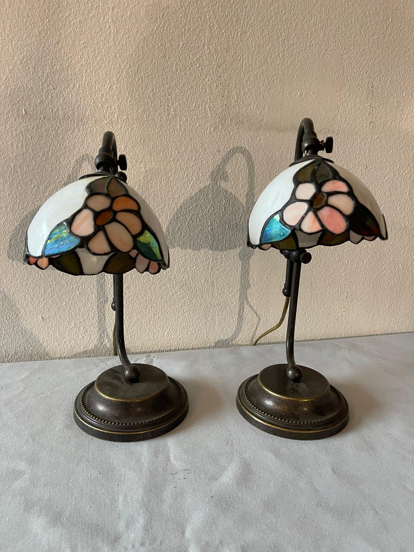 Bellisima Coppia di lampada da tavolo stile tiffany con mosaico floreal in vetro