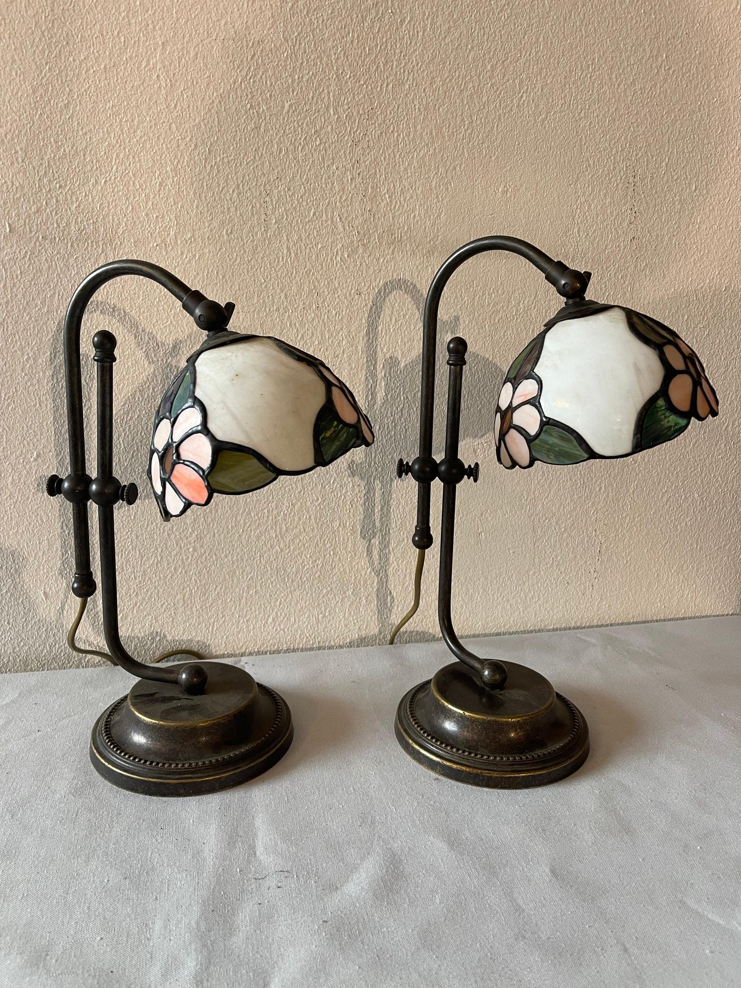 Bellisima Coppia di lampada da tavolo stile tiffany con mosaico floreal in vetro