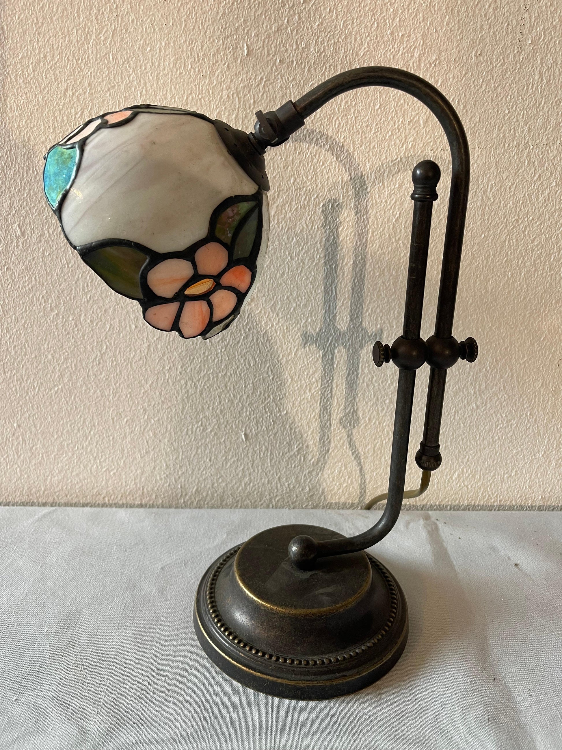 Bellisima Coppia di lampada da tavolo stile tiffany con mosaico floreal in vetro