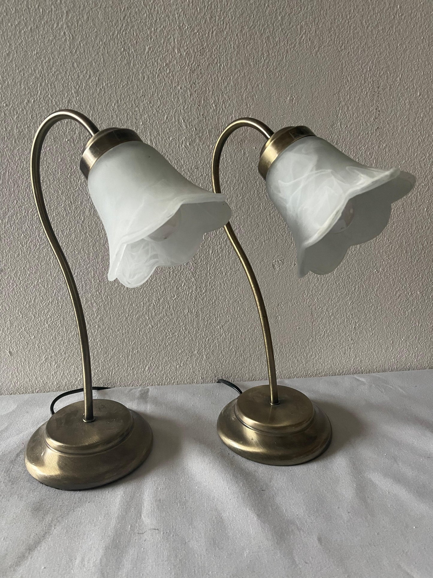 Bella coppia di lampade da tavolo in vetro stile tulip italiano degli anni '80