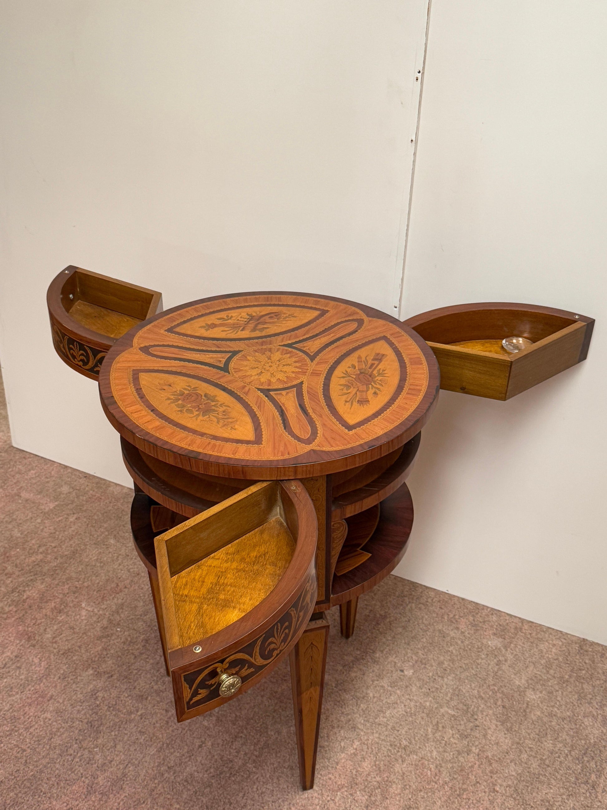 Tavolino antico da centrostanza in legno policromi appartenente con 3 cassetti