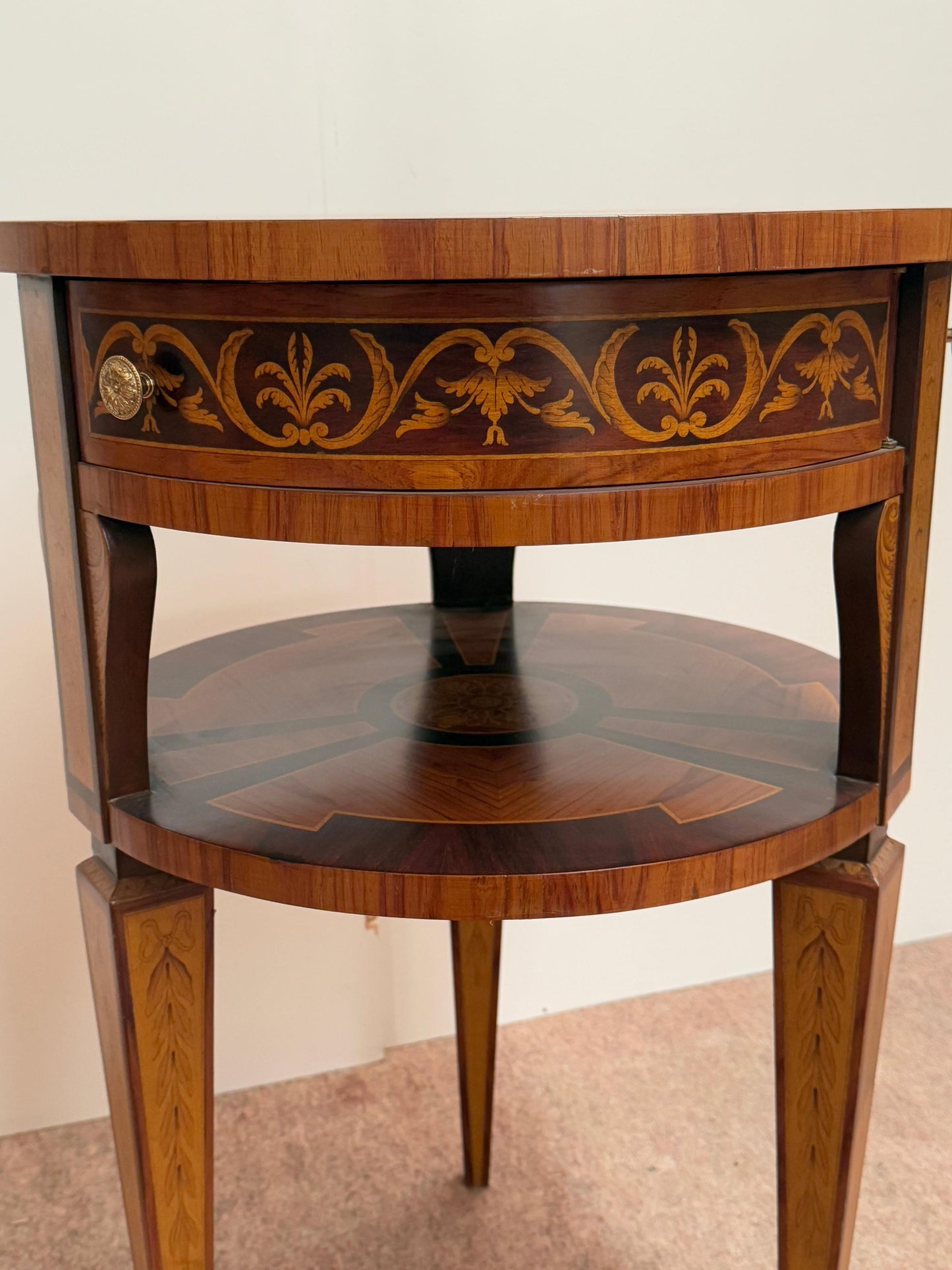 Tavolino antico da centrostanza in legno policromi appartenente con 3 cassetti