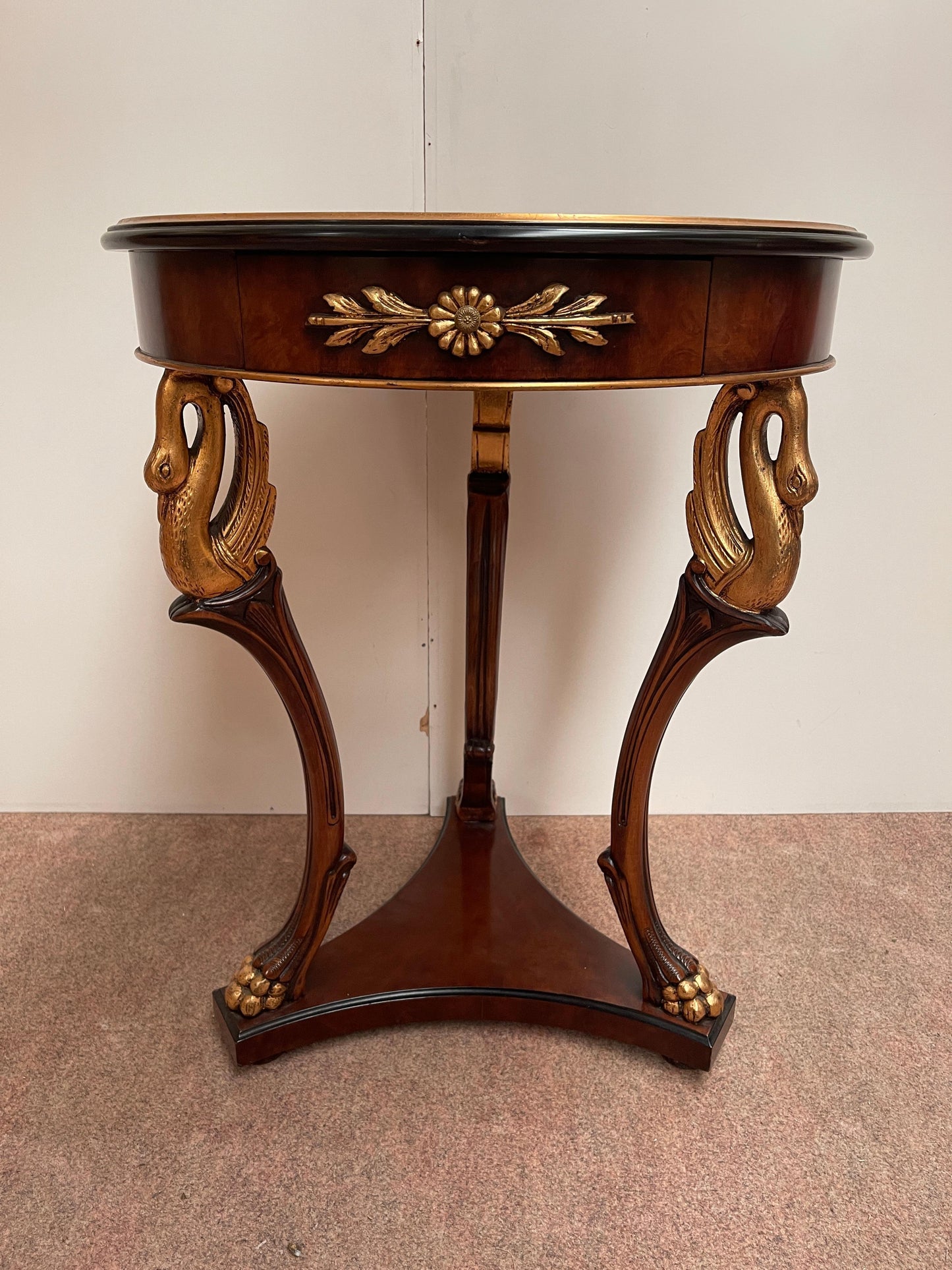 Prestigioso tavolino italiano in legno intagliato stile francese anni '80