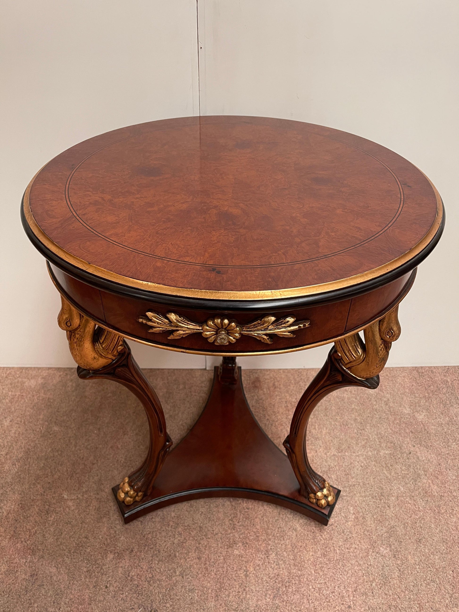 Prestigioso tavolino italiano in legno intagliato stile francese anni '80