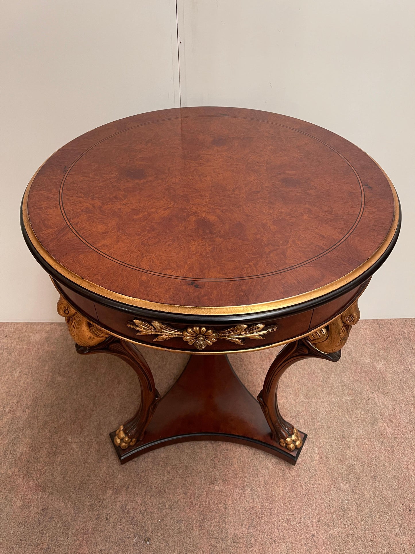 Prestigioso tavolino italiano in legno intagliato stile francese anni '80