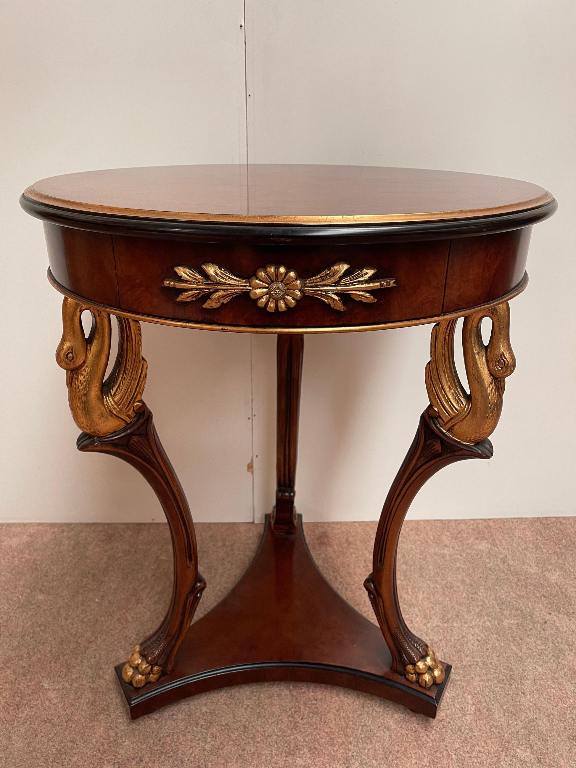 Prestigioso tavolino italiano in legno intagliato stile francese anni '80