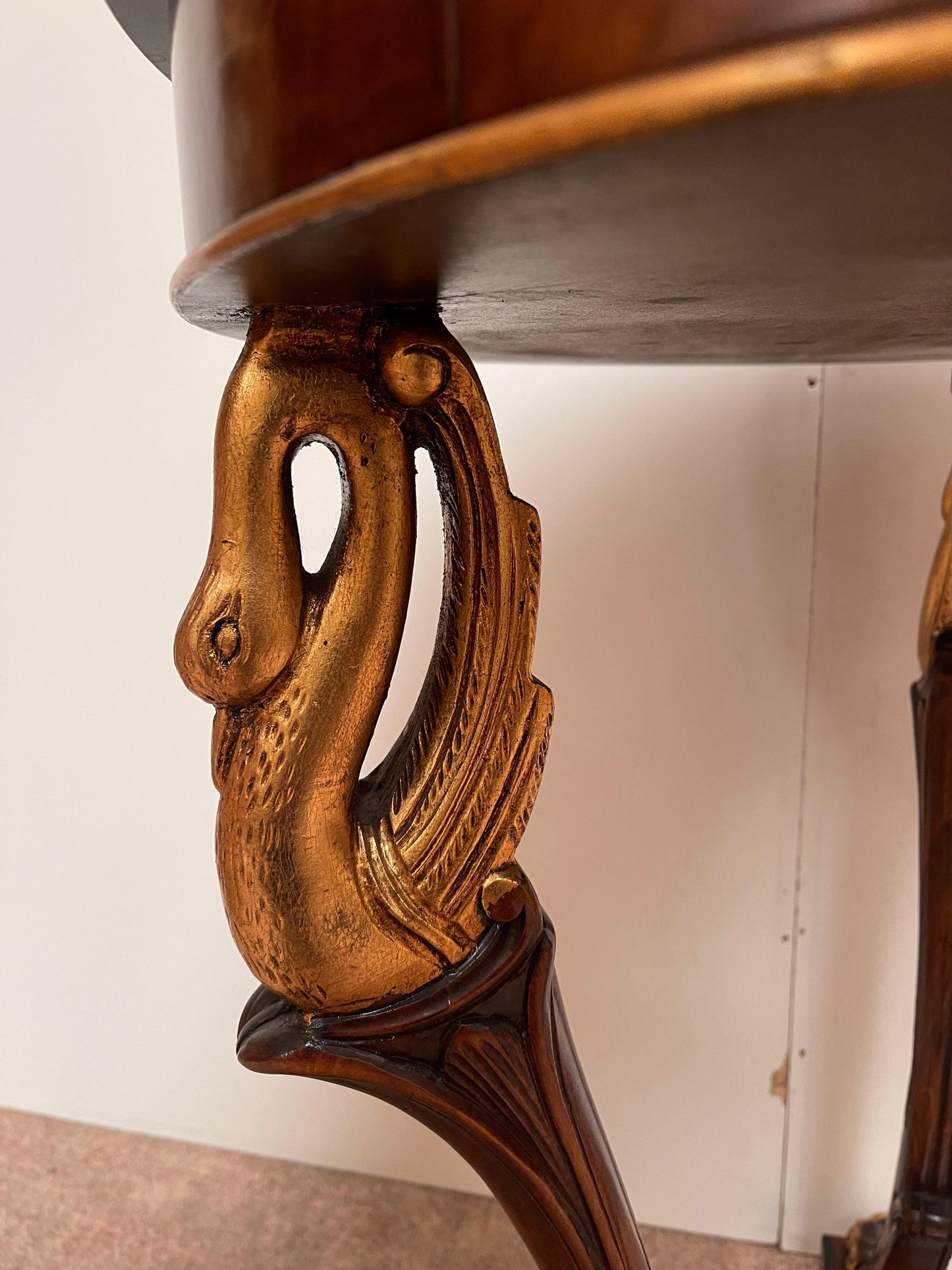 Prestigioso tavolino italiano in legno intagliato stile francese anni '80