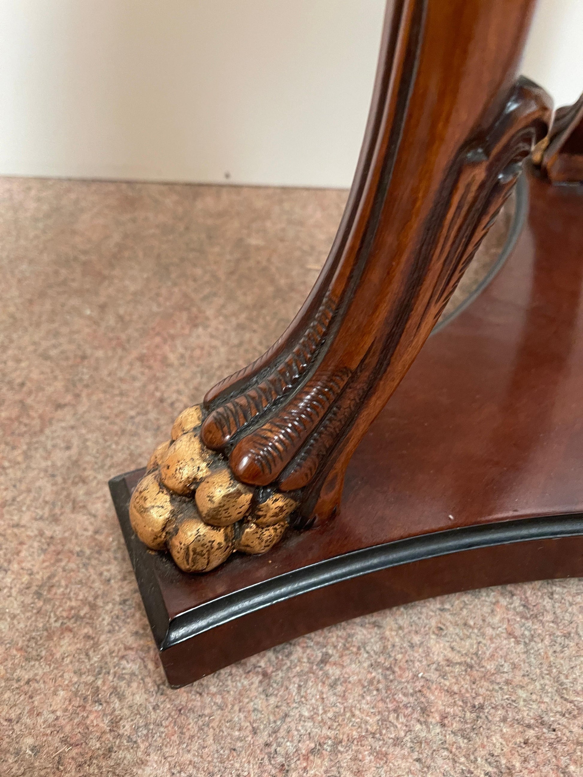 Prestigioso tavolino italiano in legno intagliato stile francese anni '80