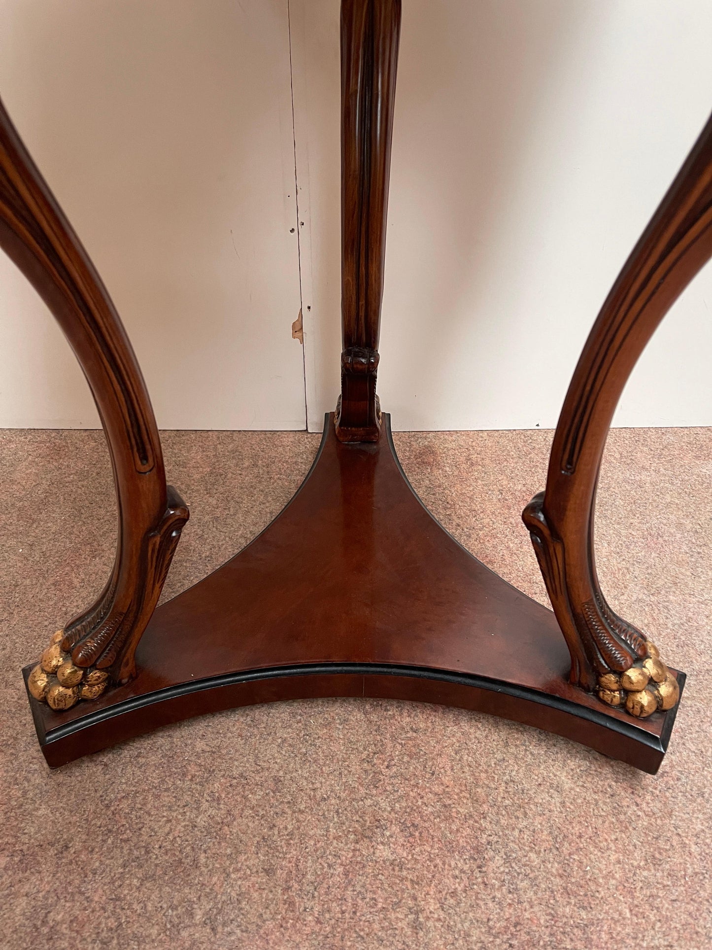 Prestigioso tavolino italiano in legno intagliato stile francese anni '80