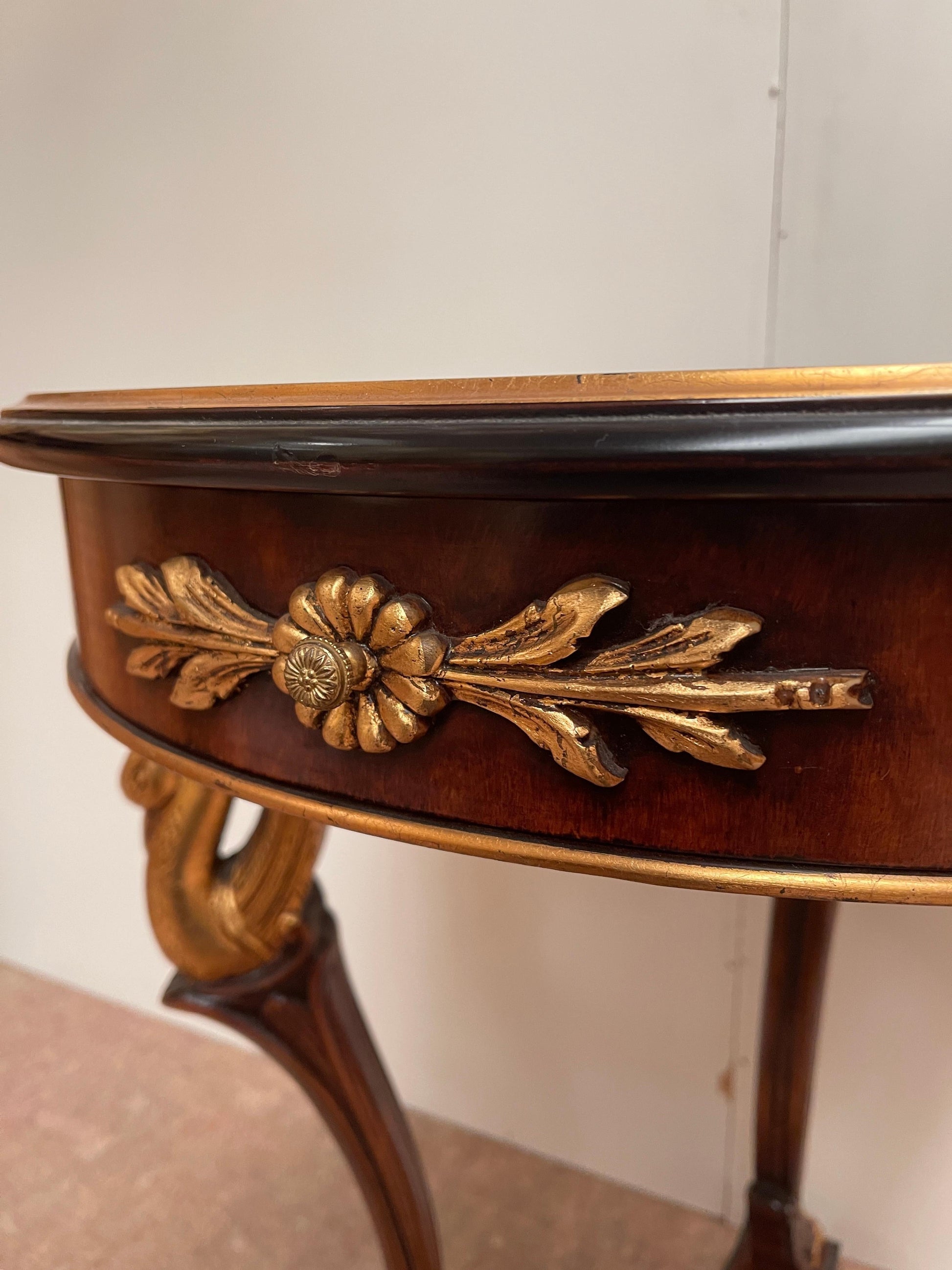 Prestigioso tavolino italiano in legno intagliato stile francese anni '80