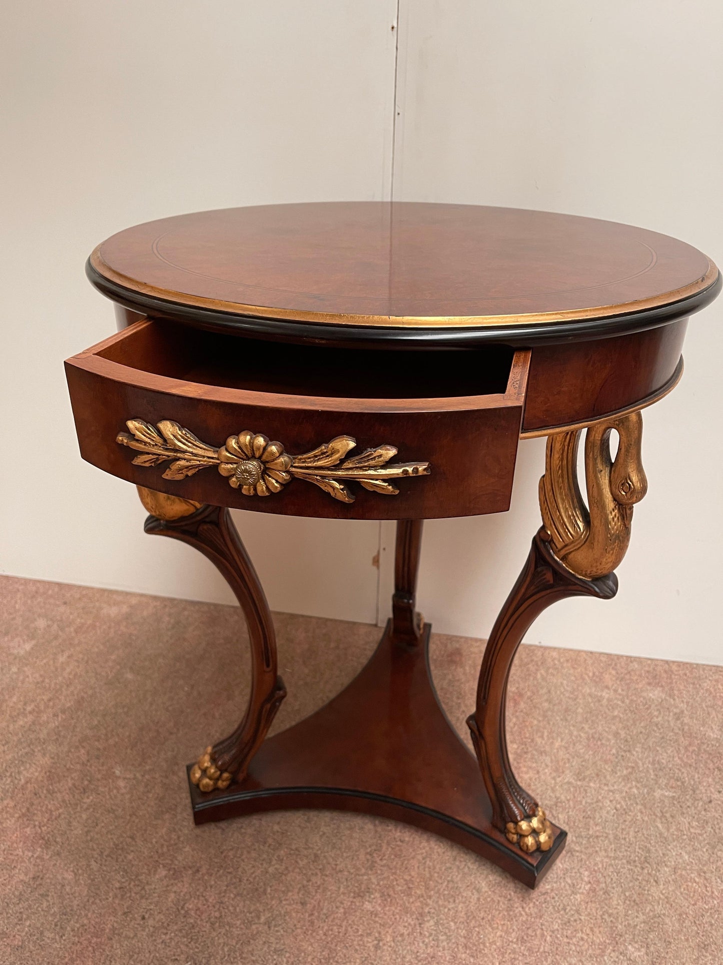 Prestigioso tavolino italiano in legno intagliato stile francese anni '80