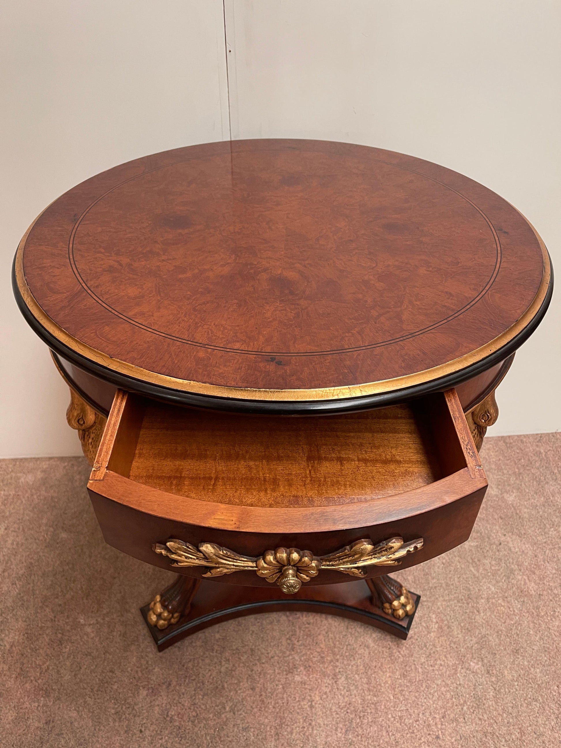 Prestigioso tavolino italiano in legno intagliato stile francese anni '80