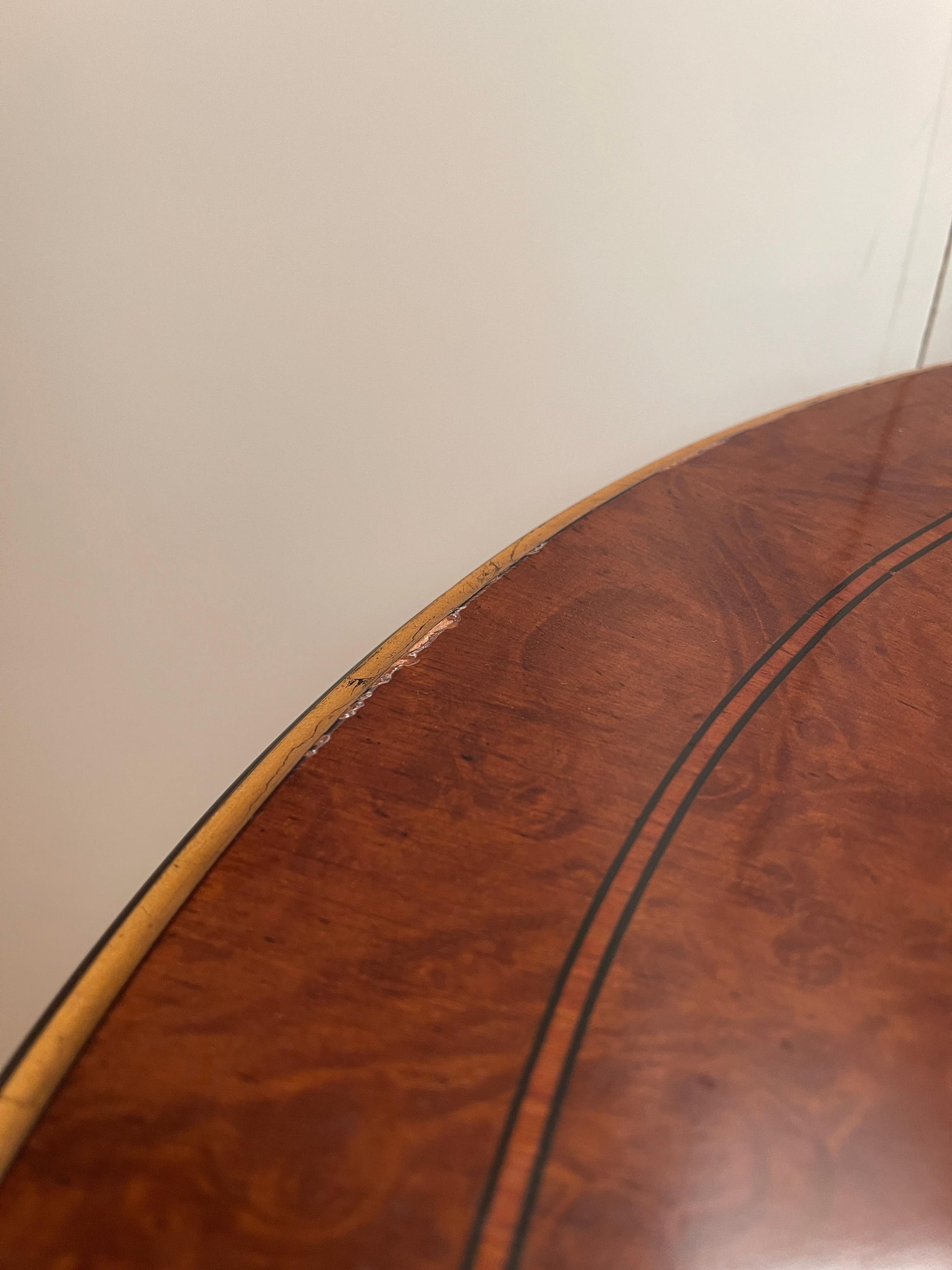 Prestigioso tavolino italiano in legno intagliato stile francese anni '80