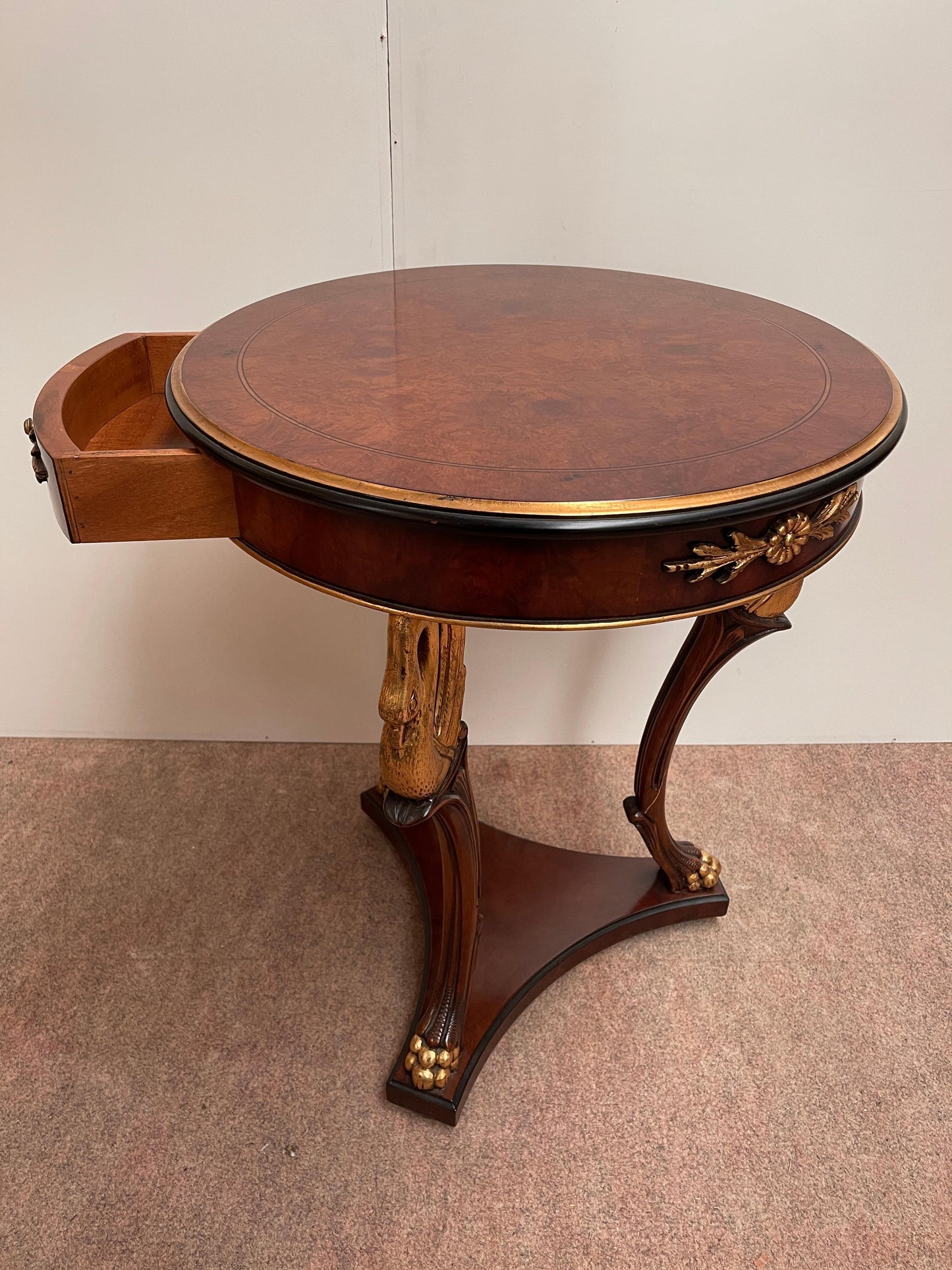 Prestigioso tavolino italiano in legno intagliato stile francese anni '80