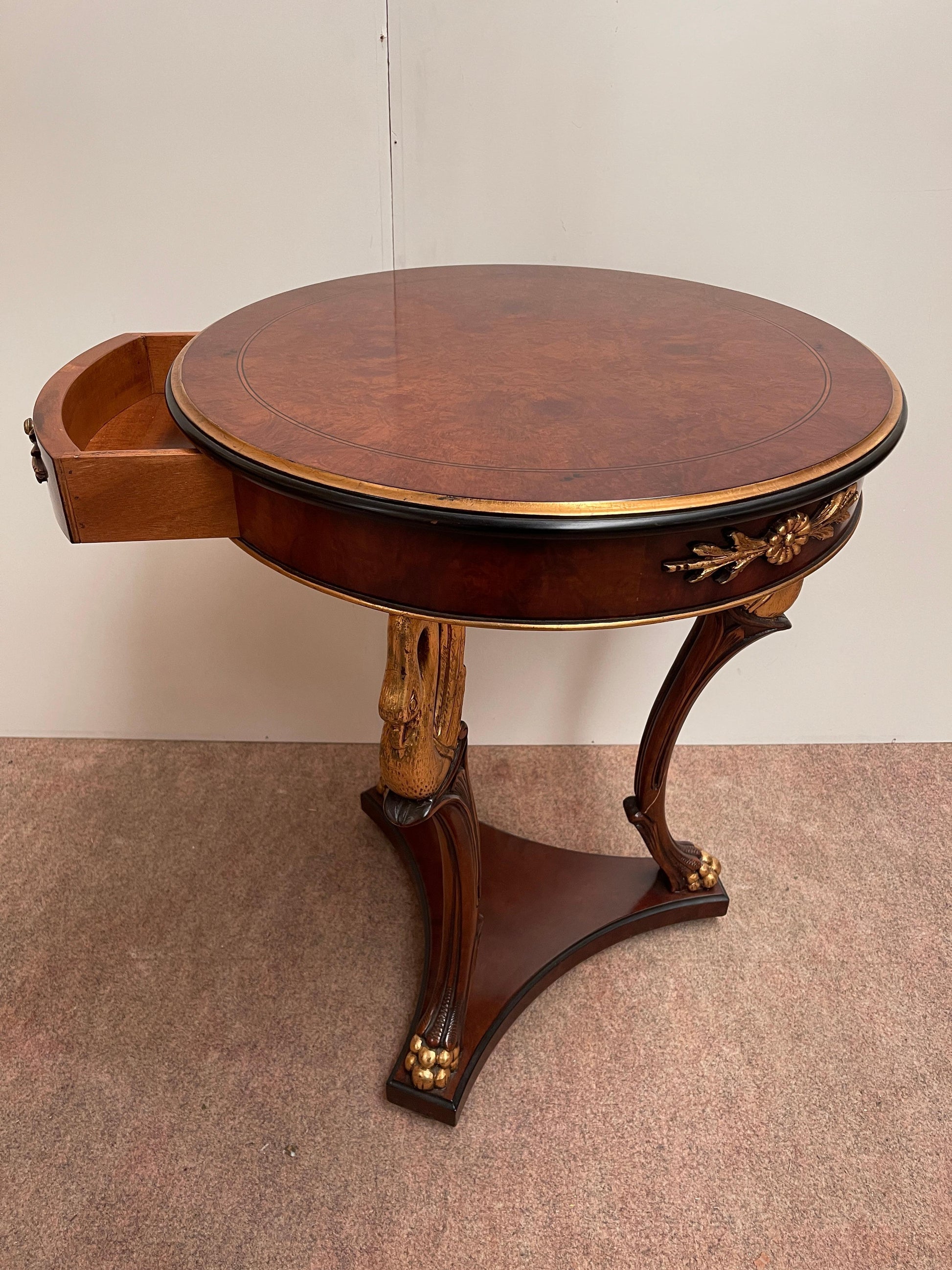 Prestigioso tavolino italiano in legno intagliato stile francese anni '80