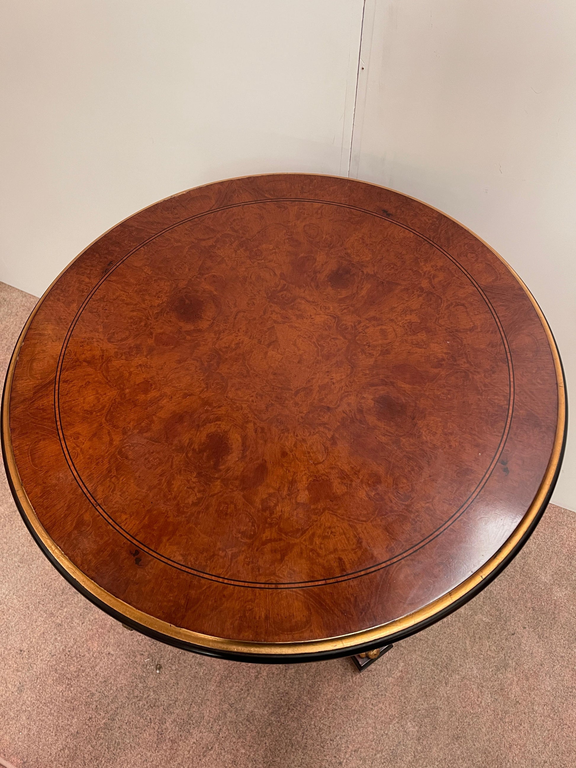 Prestigioso tavolino italiano in legno intagliato stile francese anni '80