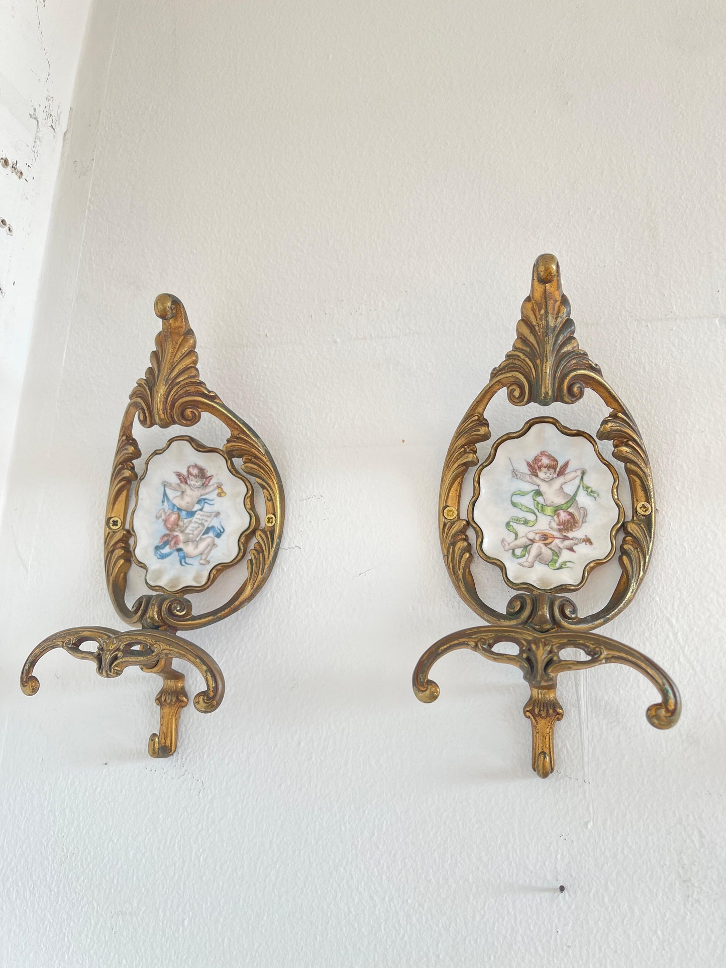 Set di tre appendiabiti in ottone in stile parigino del 1960