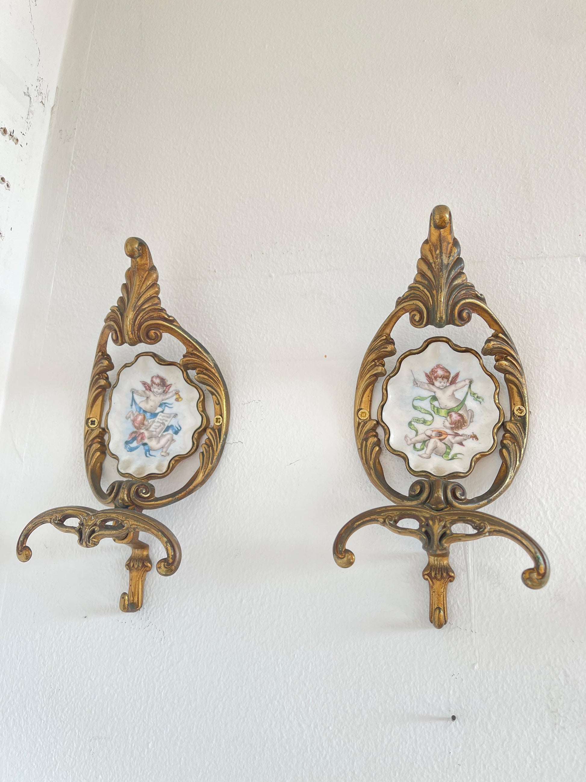 Set di tre appendiabiti in ottone in stile parigino del 1960