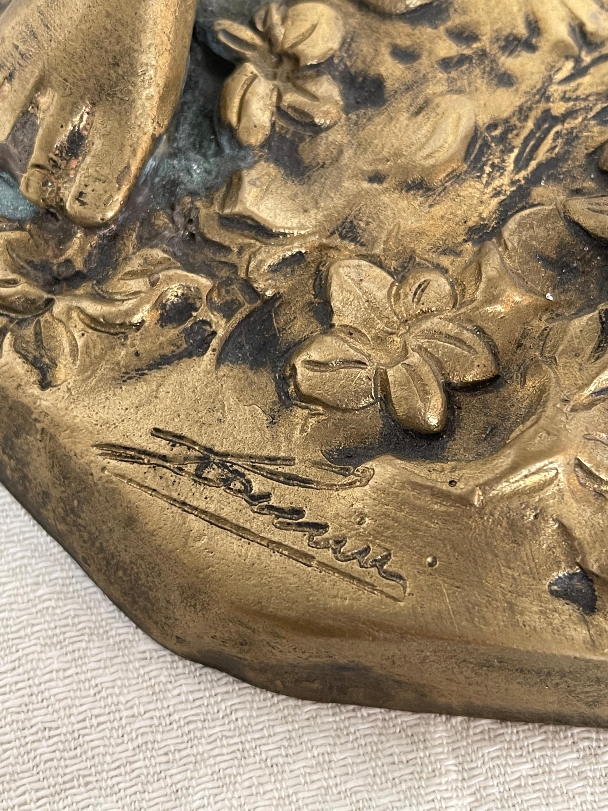 Statuetta in bronzo raffigurante bambino con cuccioli secolo XIX SECOLO