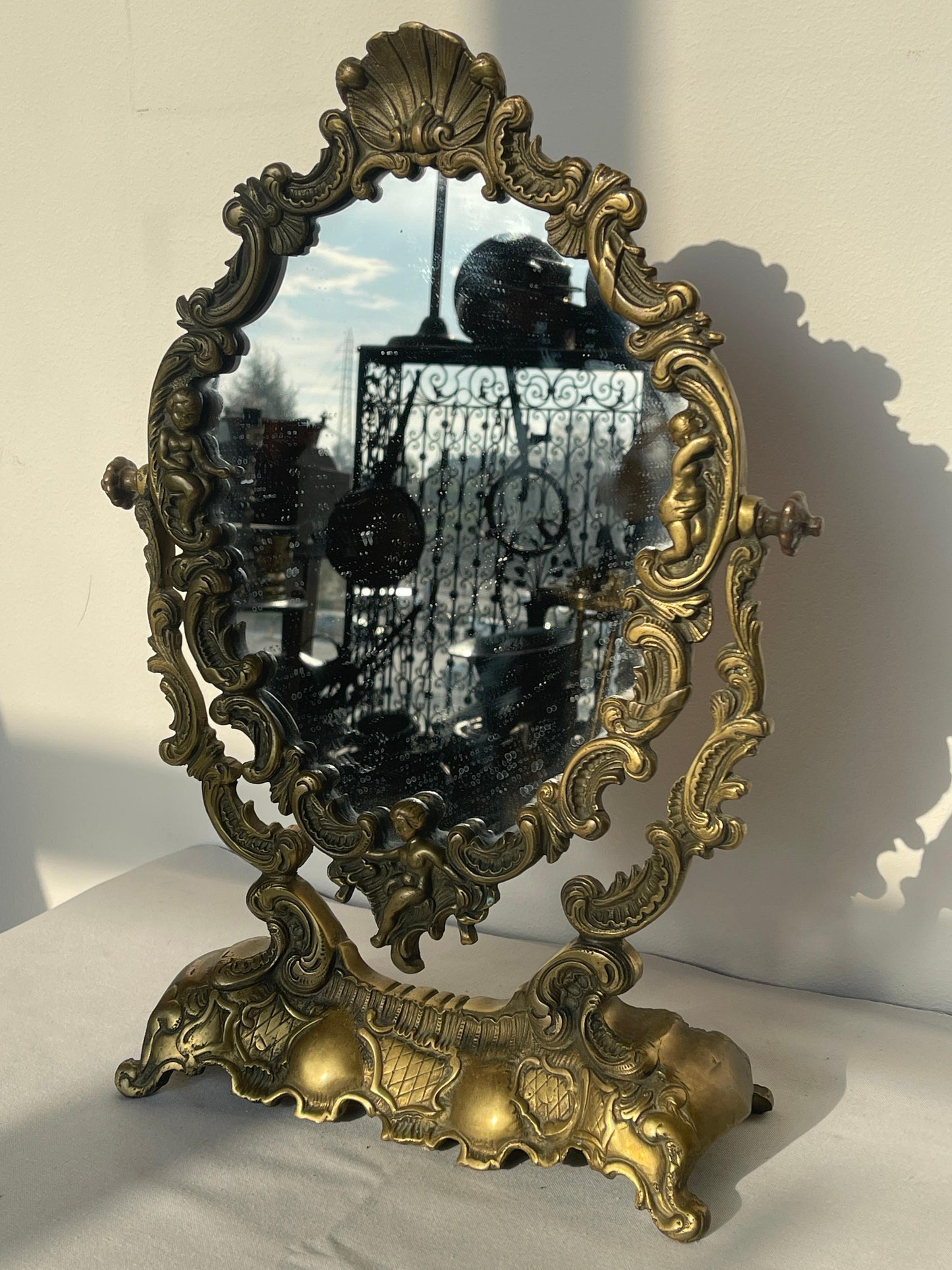 Antico specchio francese in bronzo con angelo anni '30