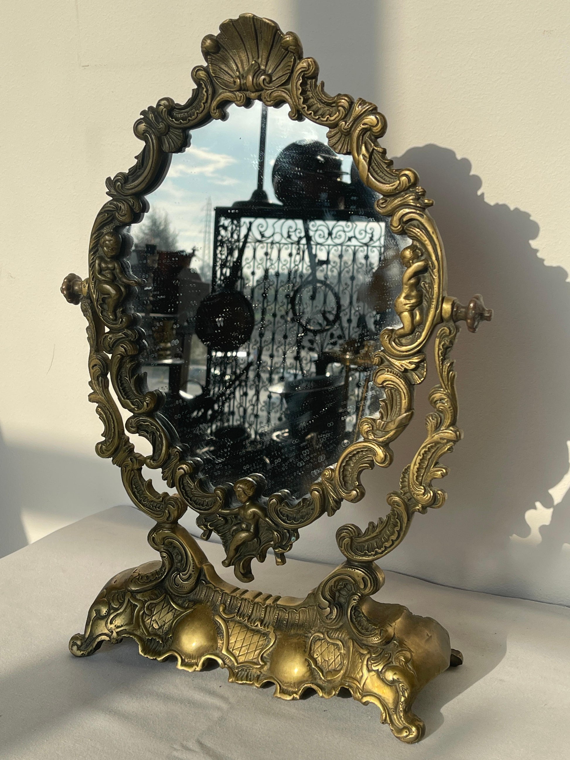 Antico specchio francese in bronzo con angelo anni '30