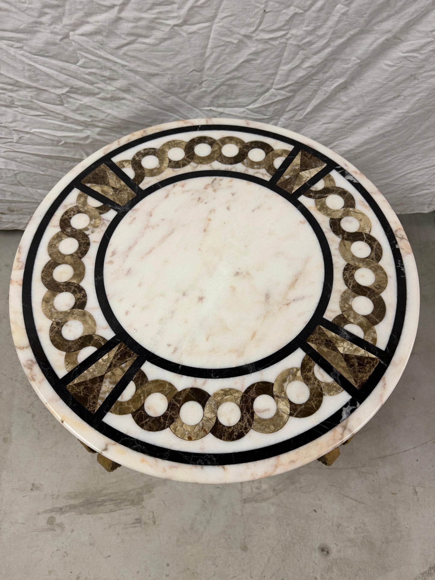 Tavolino in marmo circolare con base in ferro e bronzo XX secolo italian