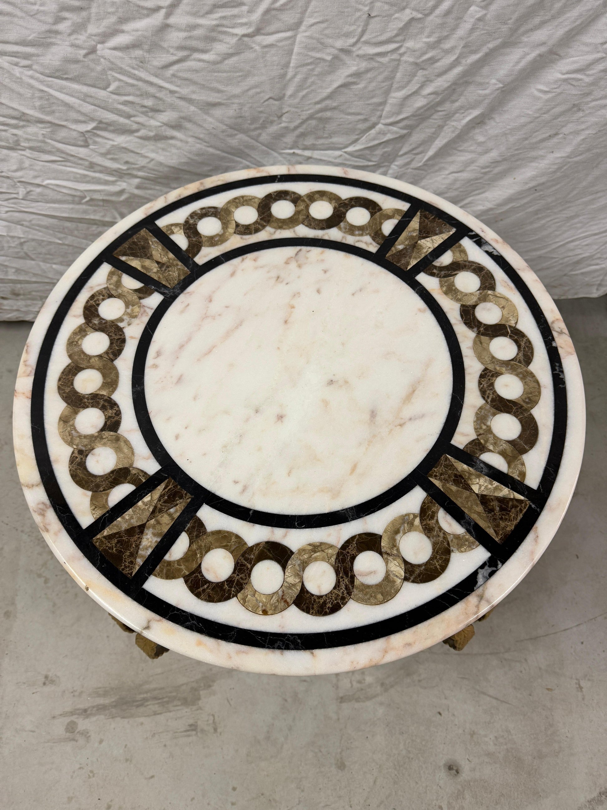 Tavolino in marmo circolare con base in ferro e bronzo XX secolo italian