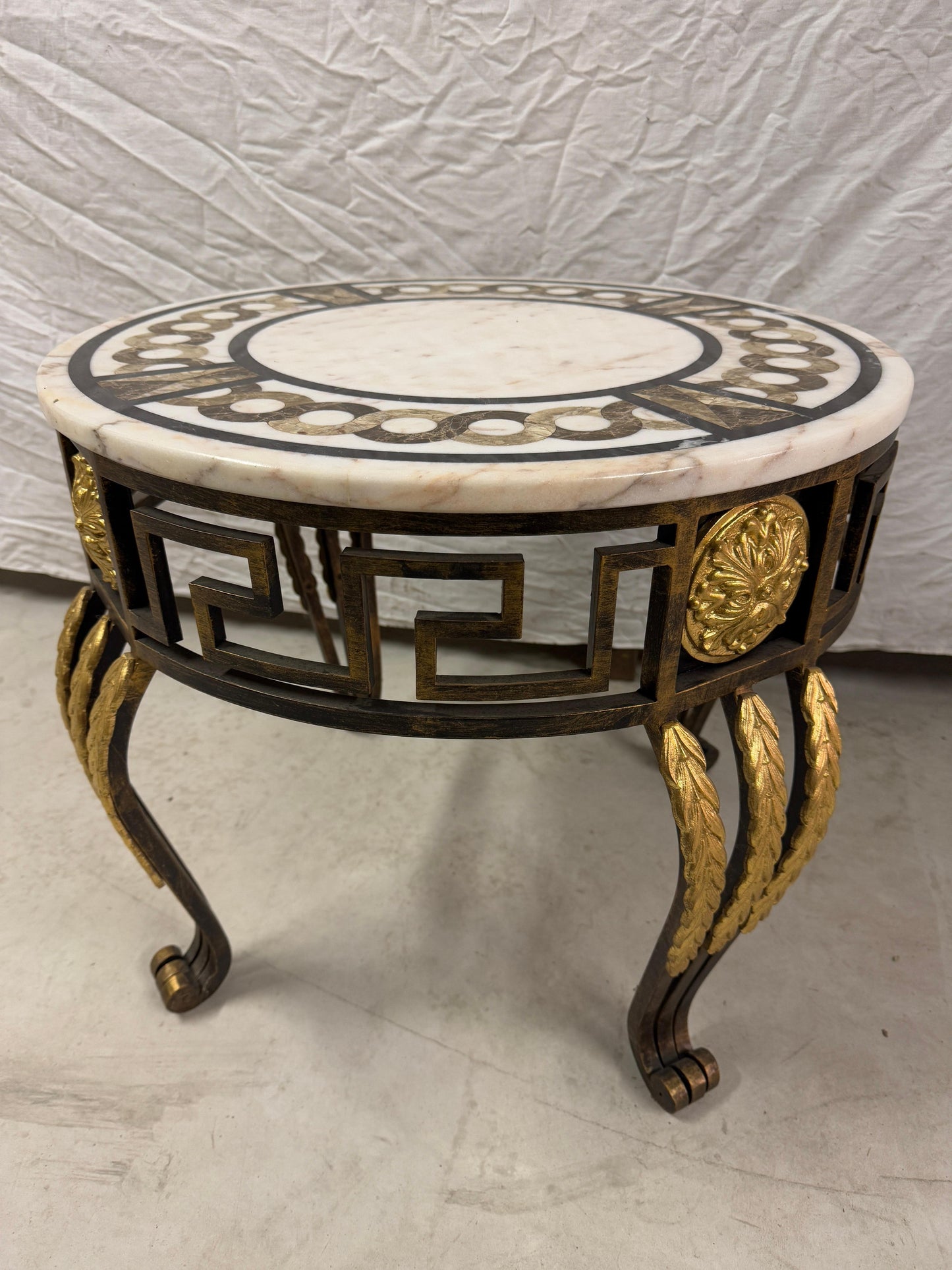 Tavolino in marmo circolare con base in ferro e bronzo XX secolo italian