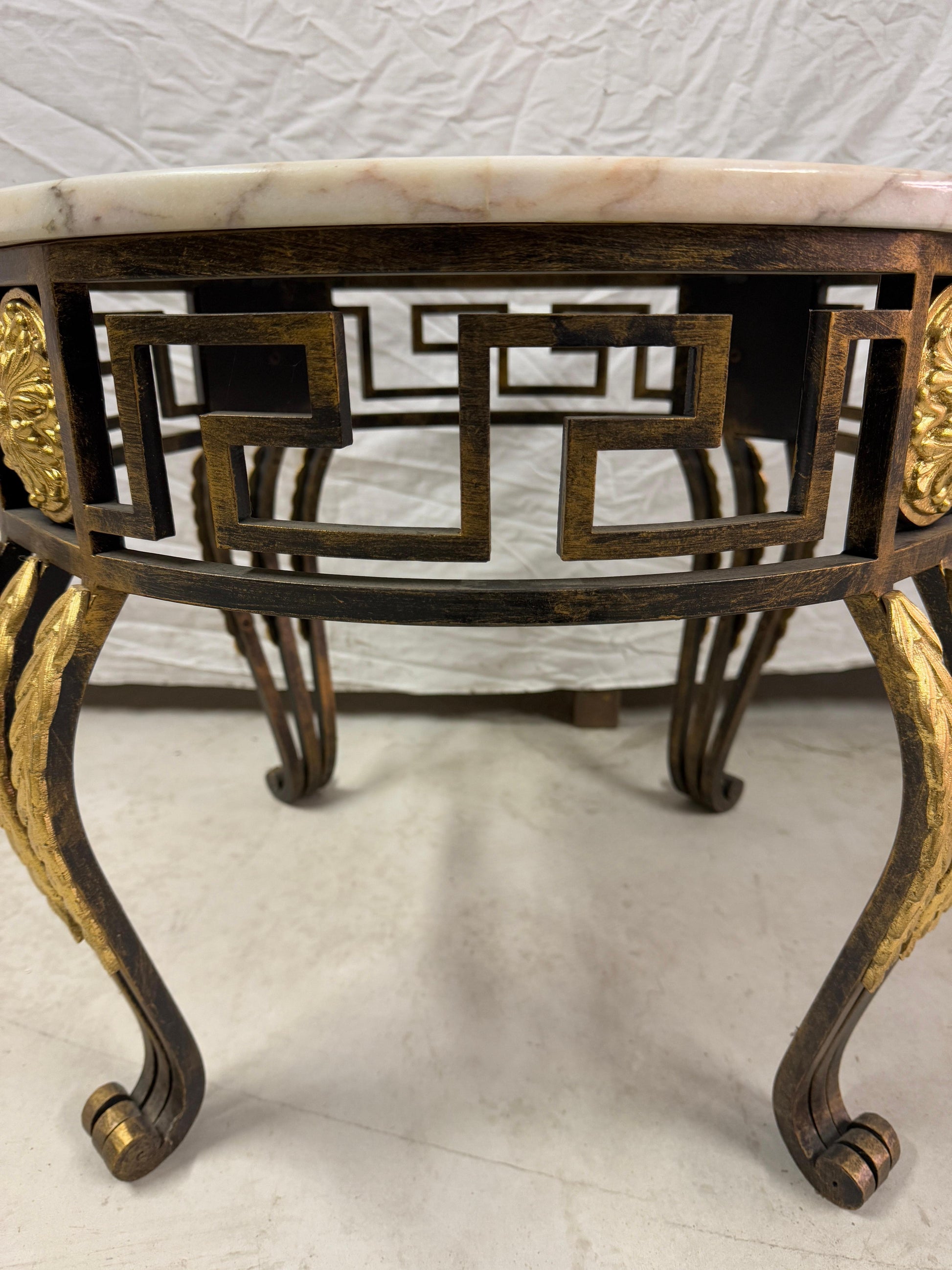 Tavolino in marmo circolare con base in ferro e bronzo XX secolo italian