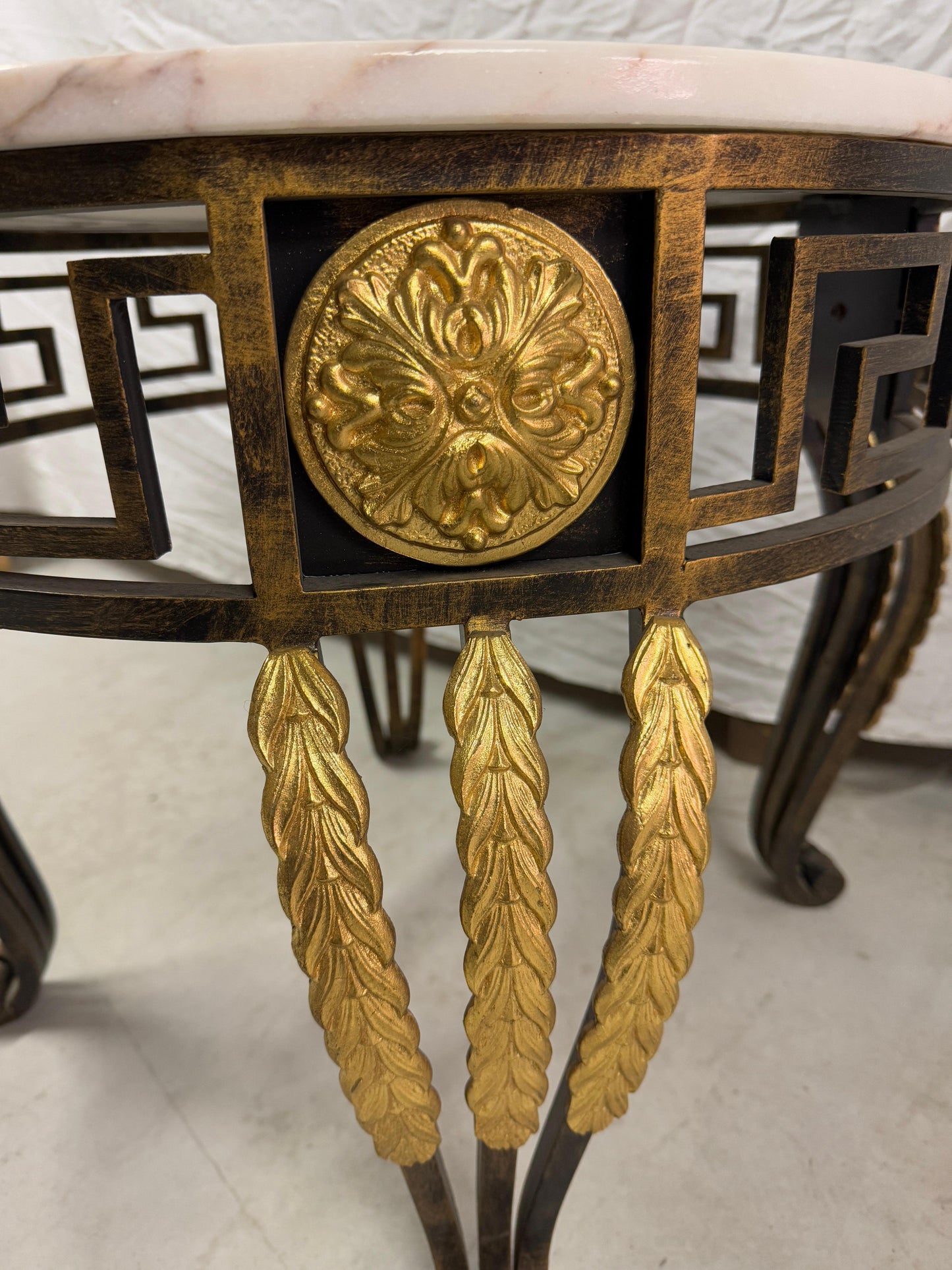 Tavolino in marmo circolare con base in ferro e bronzo XX secolo italian