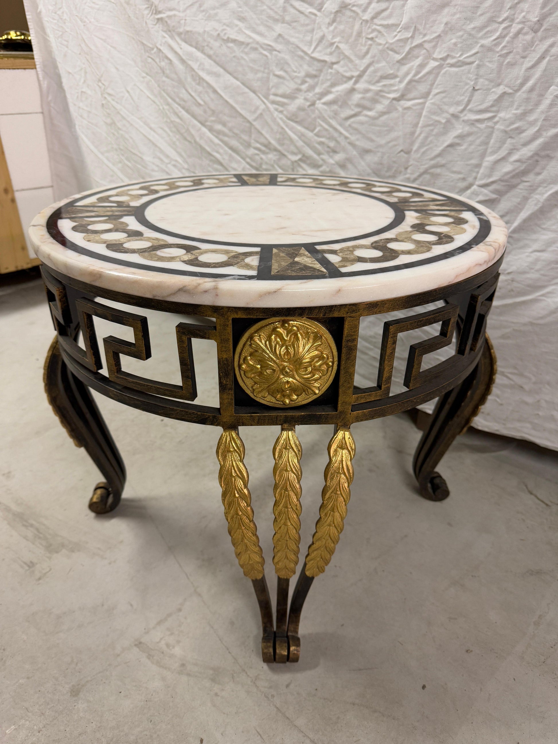 Tavolino in marmo circolare con base in ferro e bronzo XX secolo italian