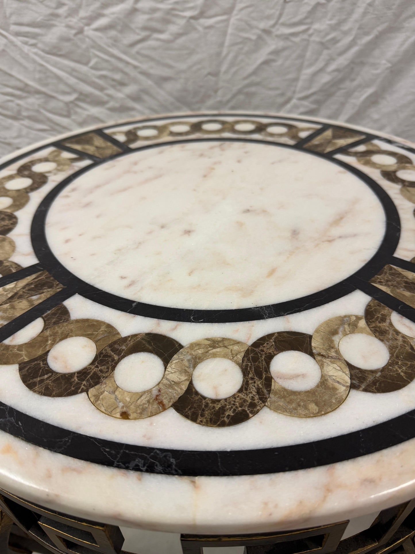 Tavolino in marmo circolare con base in ferro e bronzo XX secolo italian